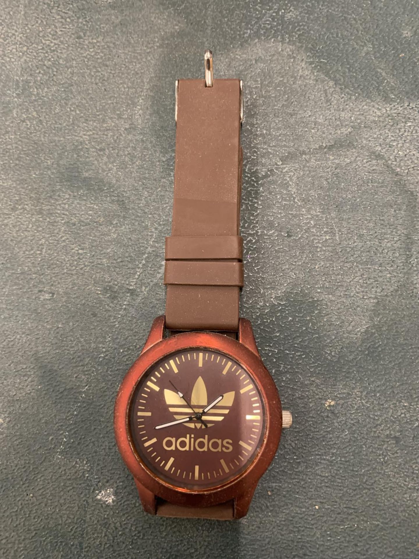 AN ADIDAS SPORTS WRISTWATCH WORKING AT TIME OF CATALOGUING