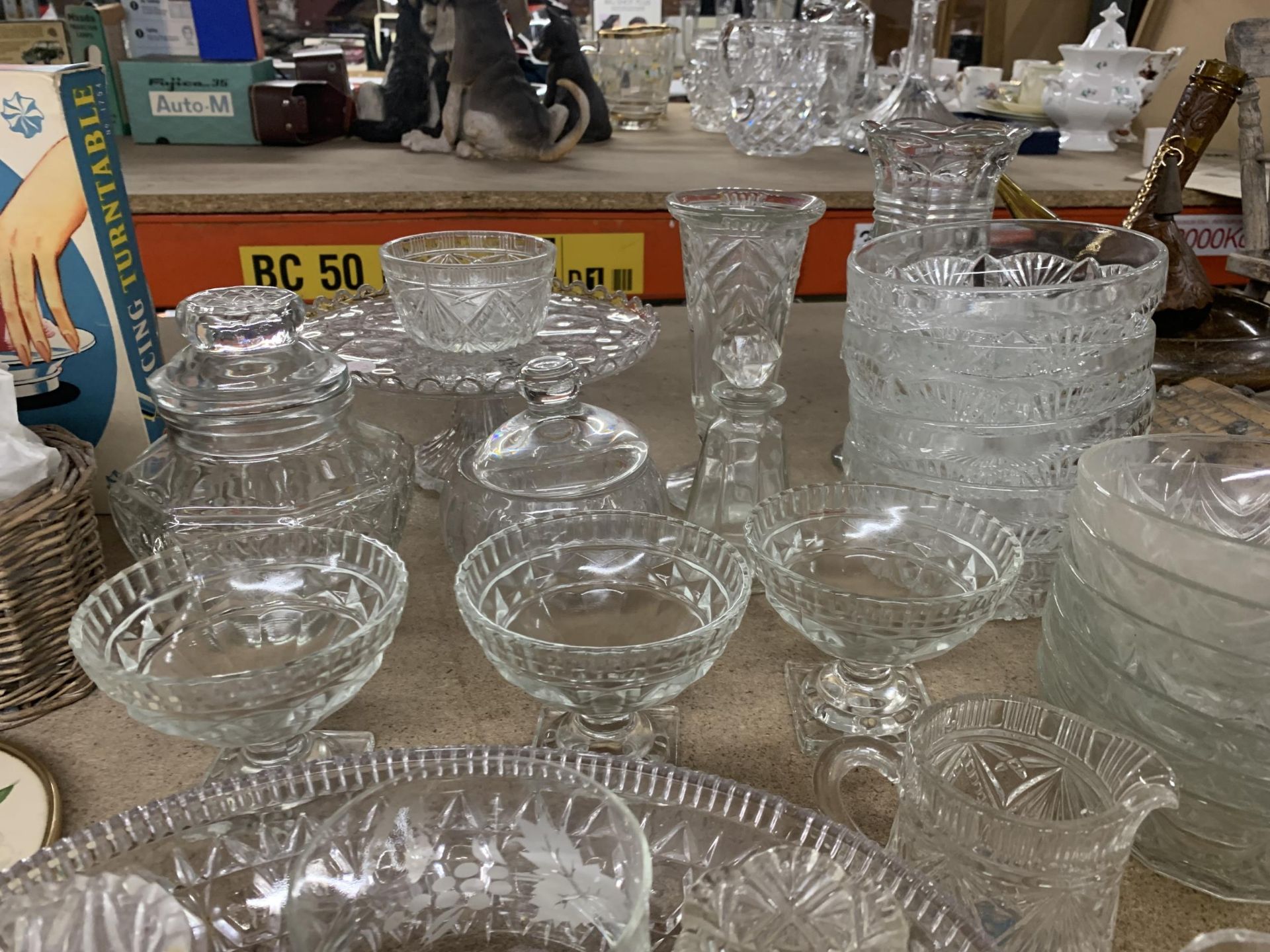 A LARGE QUANTITY OF GLASSWARE TO INCLUDE VASES, BOWLS, JUGS, ETC - Bild 3 aus 3