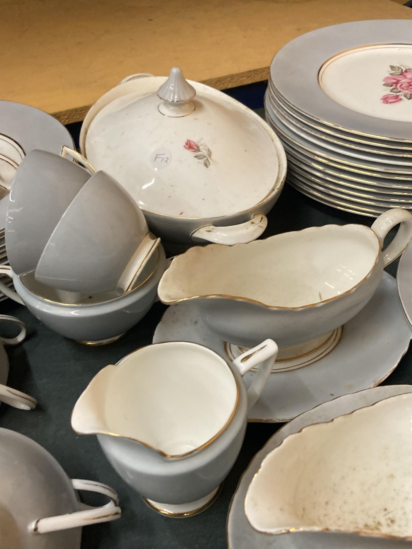 A LARGE QUANTITY OF SHELLEY DINNERWARE IN GREY WITH A PINK ROSE DECORATION TO INCLUDE VARIOUS - Image 5 of 6