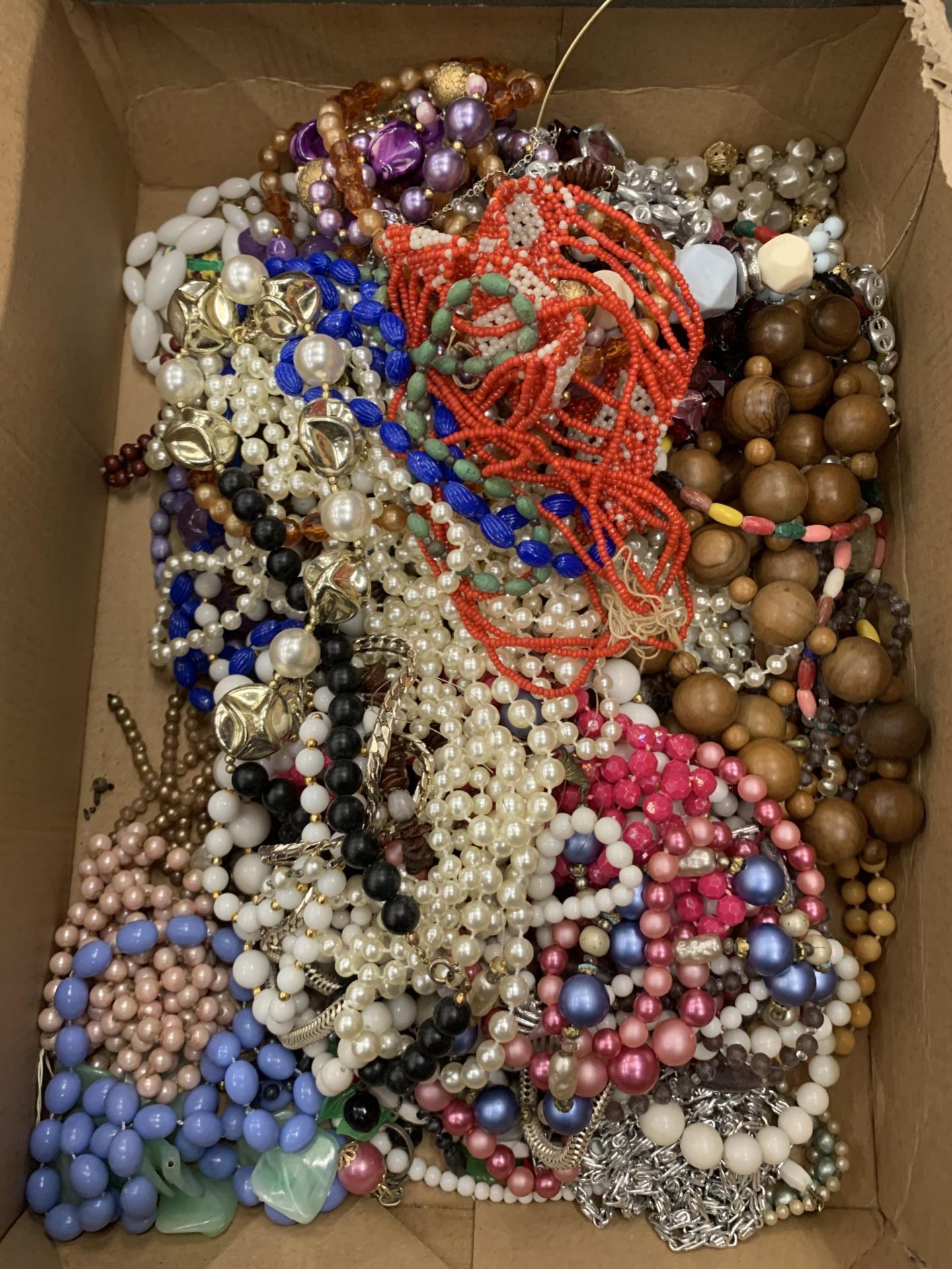 A QUANTITY OF COSTUME JEWELLERY NECKLACES AND BEADS
