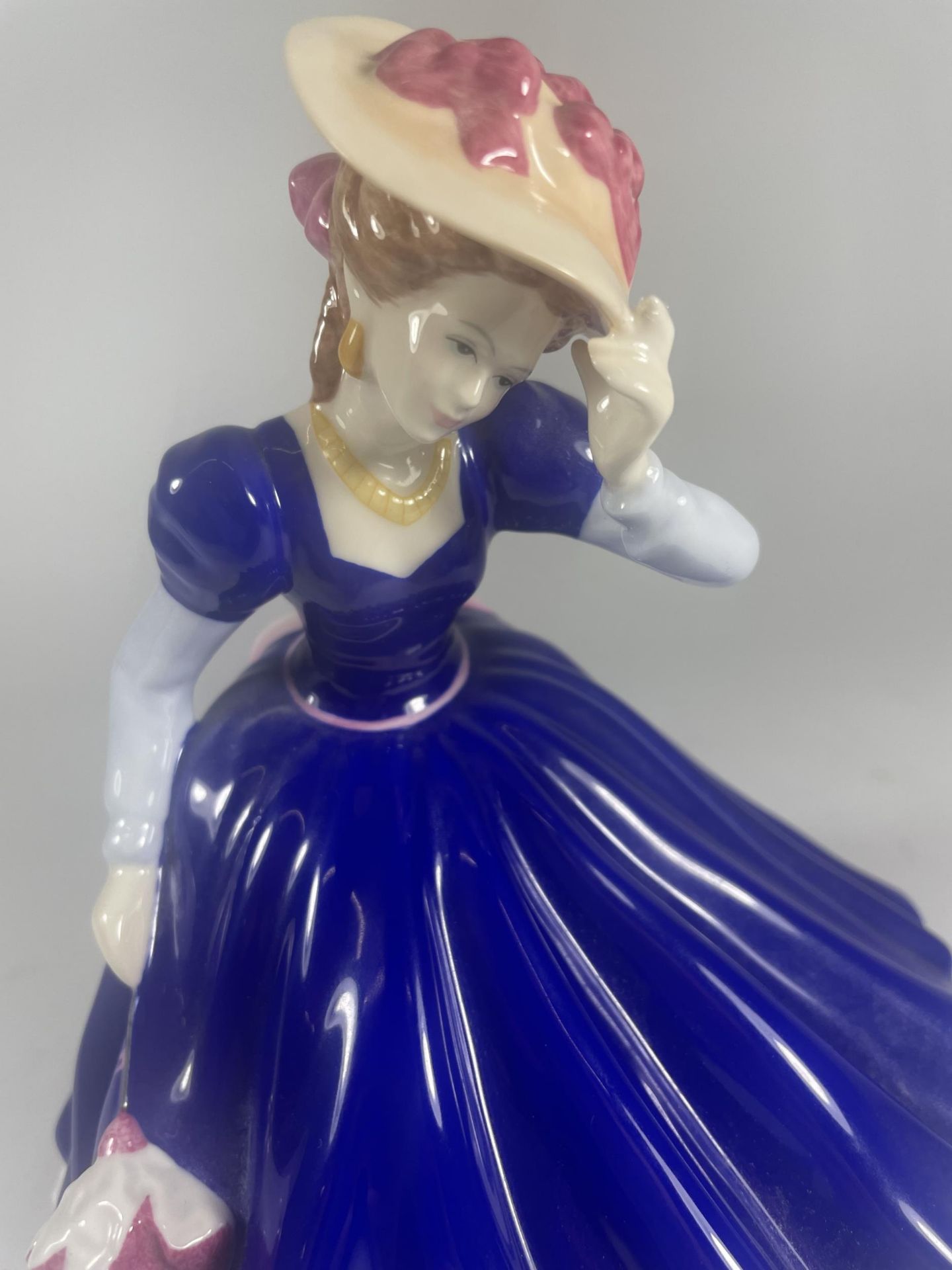 A ROYAL DOULTON FIGURE OF THE YEAR 2006 MARY FIGURE - Image 4 of 5