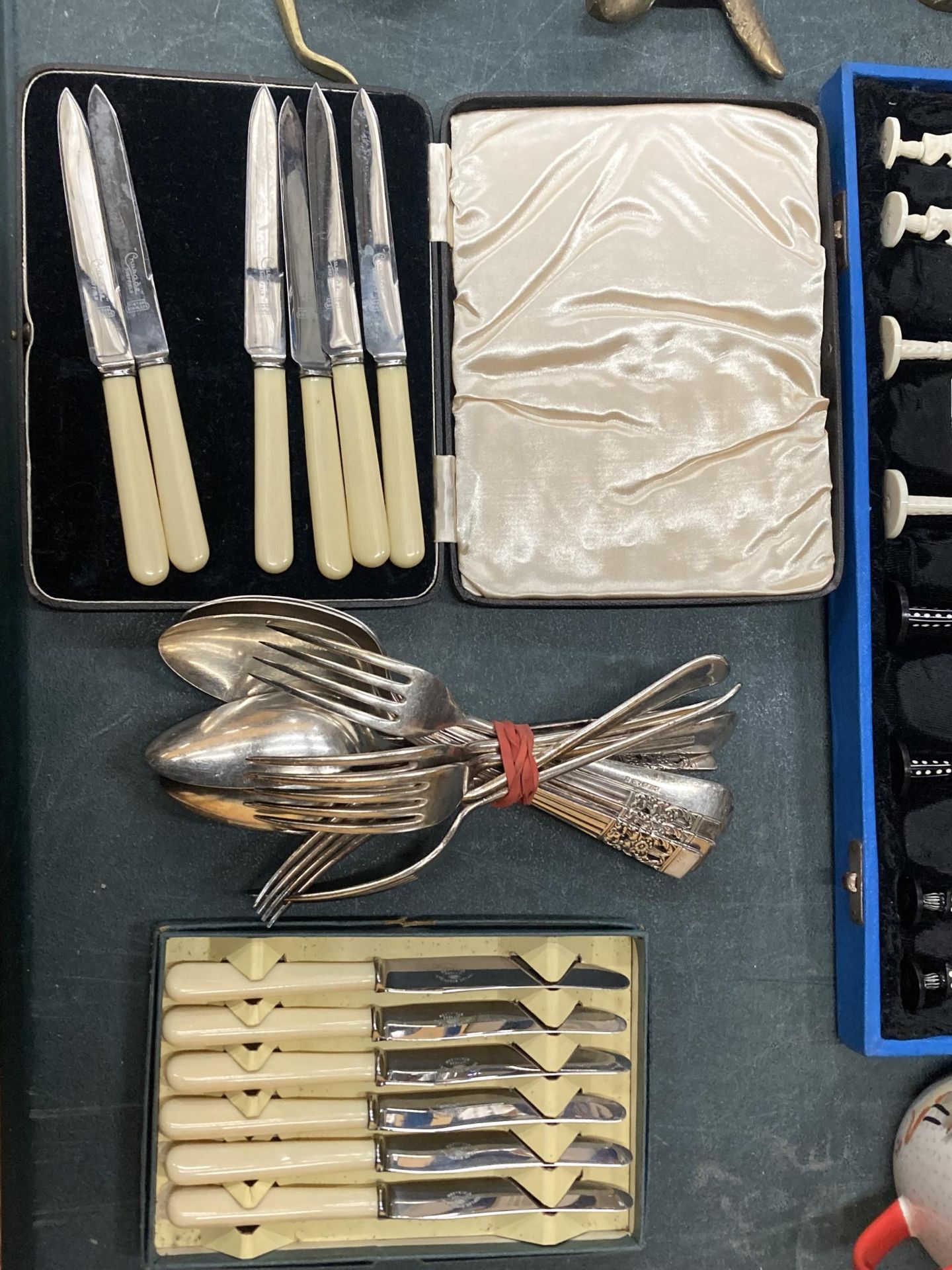 A QUANTITY OF VINTAGE FLATWARE TO INCLUDE TWO BOXED SETS OF KNIVES PLUS FORKS AND SPOONS