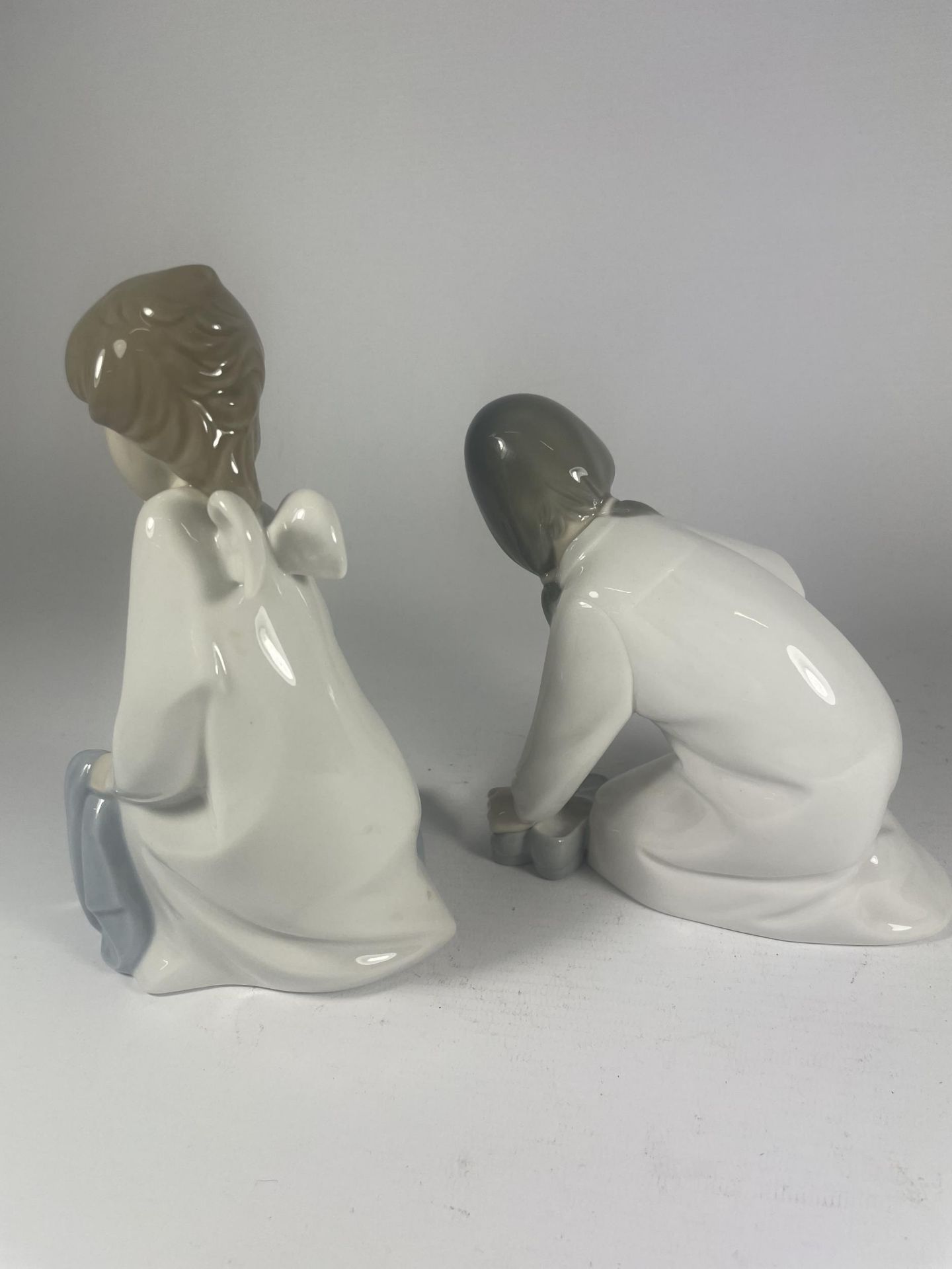 TWO LLADRO FIGURES OF A GIRL WITH SHOES & A BOY WITH CHILD - Image 4 of 5