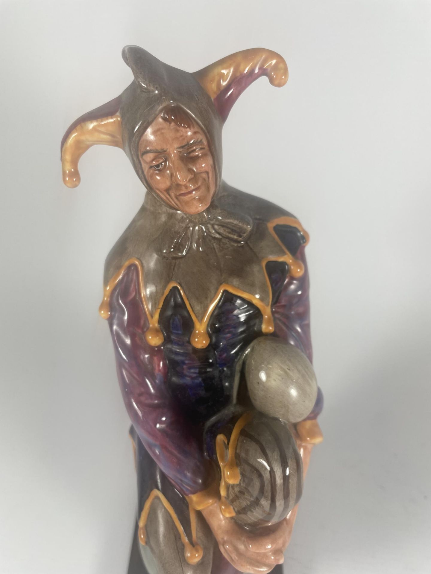 A ROYAL DOULTON 'JESTER' HN2016 FIGURE (SECONDS) - Image 4 of 5