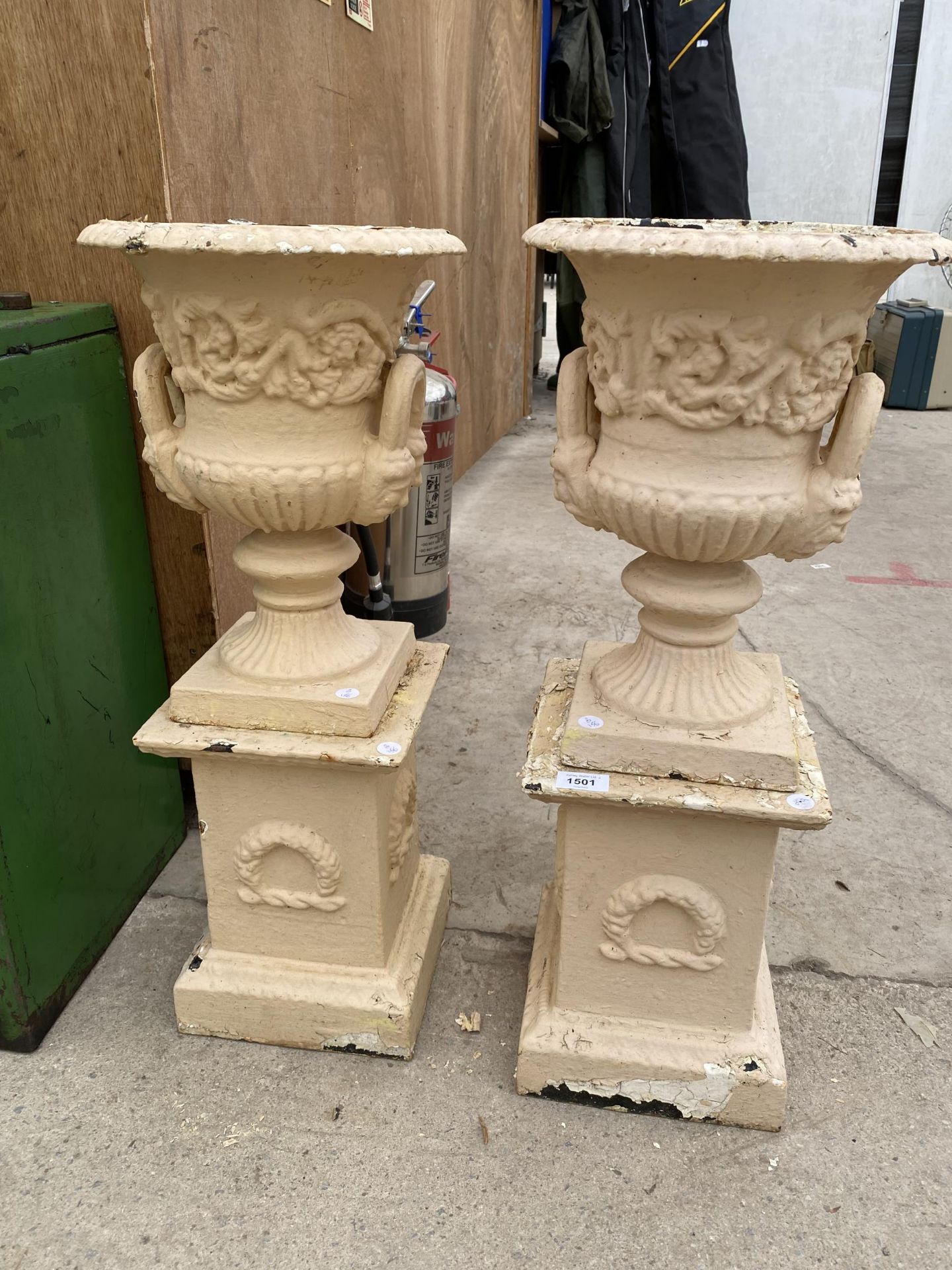 A PAIR OF VINTAGE CAST IRON URN PLANTERS ON PEDESTAL BASES (H:68CM D:28CM)