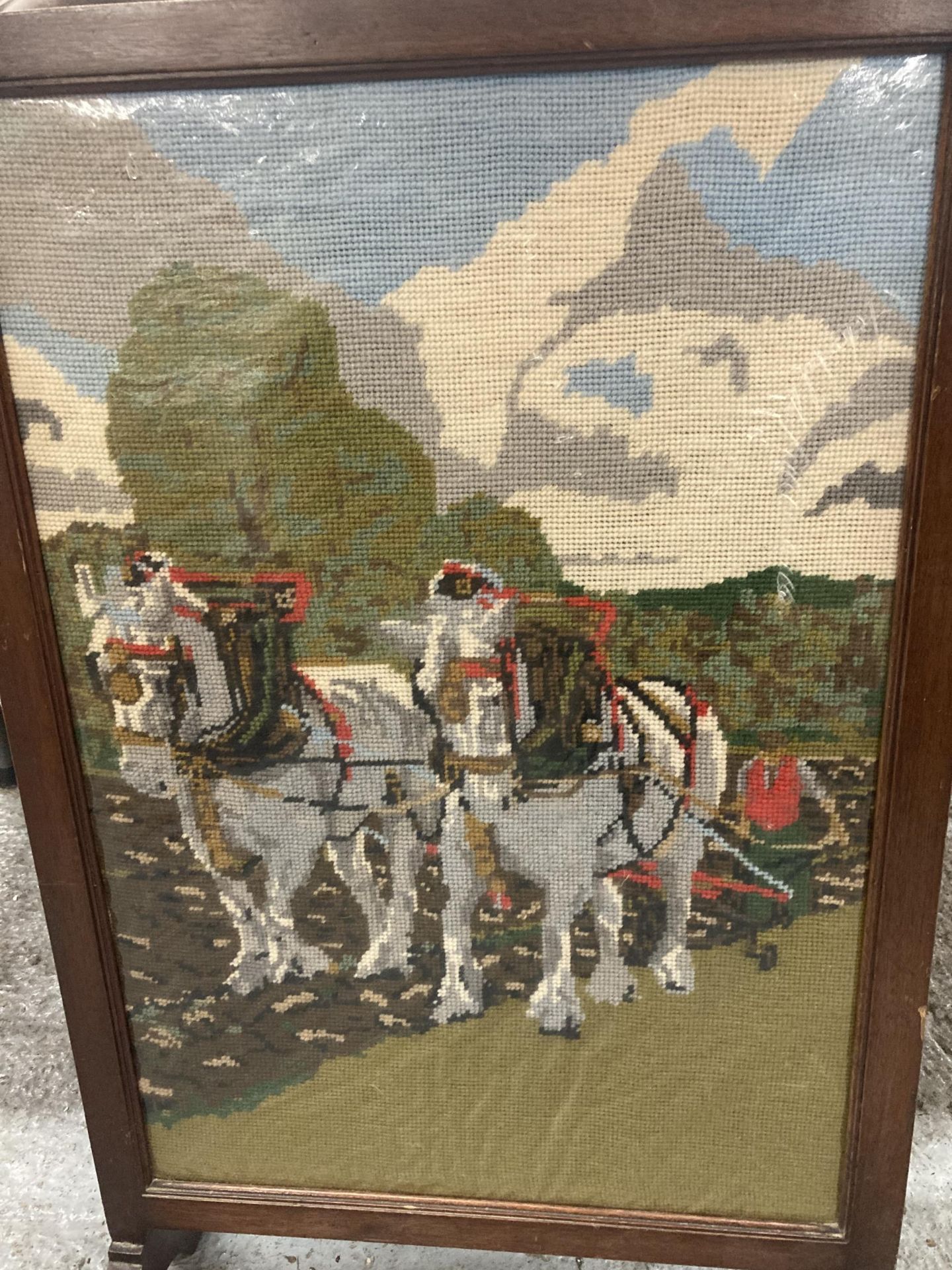 A VINTAGE WOOLWORK TAPESTRY FIRE SCREEN IN A MAHOGANY FRAME HEIGHT 71CM - Image 2 of 3