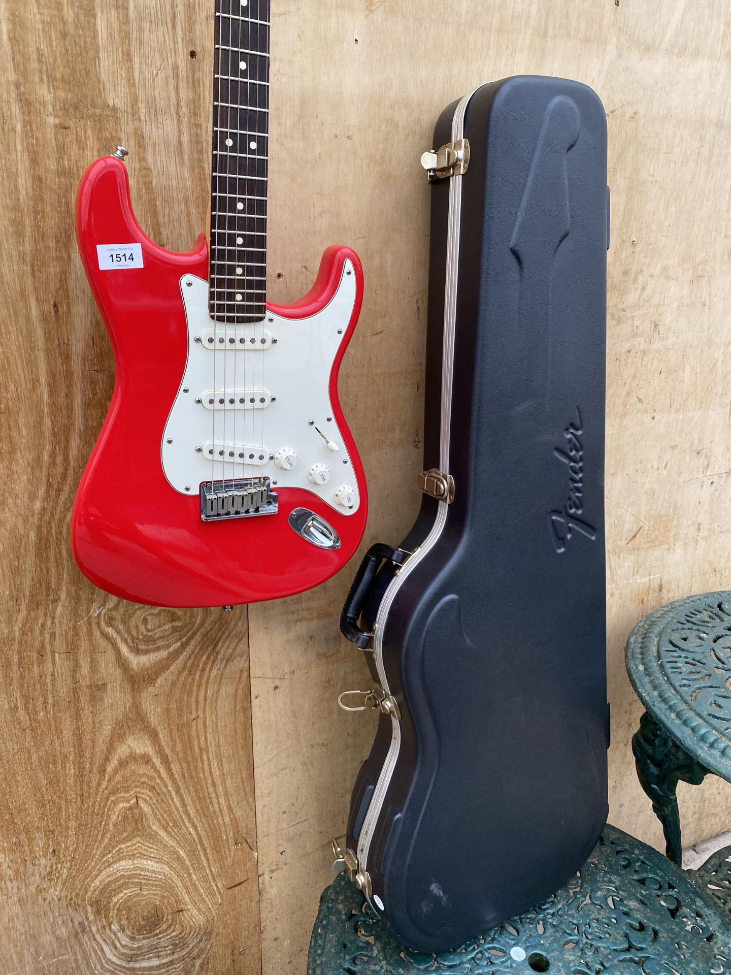 A RED FENDER STRATOCASTER ELECTRIC GUITAR WITH FENDER CARRY CASE ( SERIAL NUMBER: Z0132916) - Image 6 of 10
