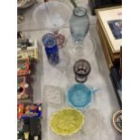 A QUANTITY OF GLASSWARE TO INCLUDE A TAZA DISH, VASES, BOWLS, GLASSES, ETC