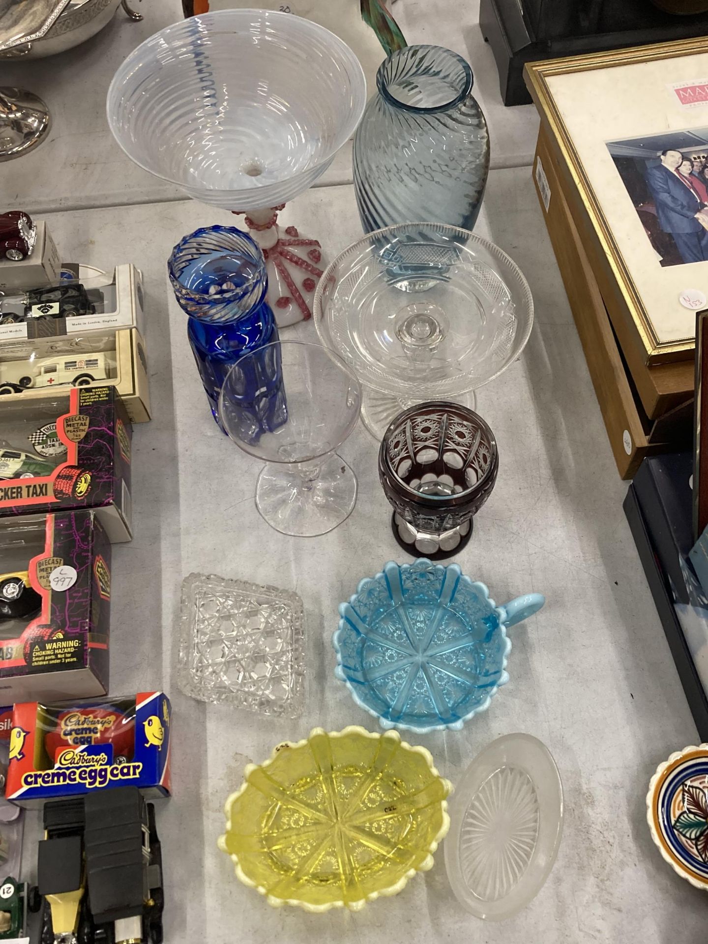 A QUANTITY OF GLASSWARE TO INCLUDE A TAZA DISH, VASES, BOWLS, GLASSES, ETC