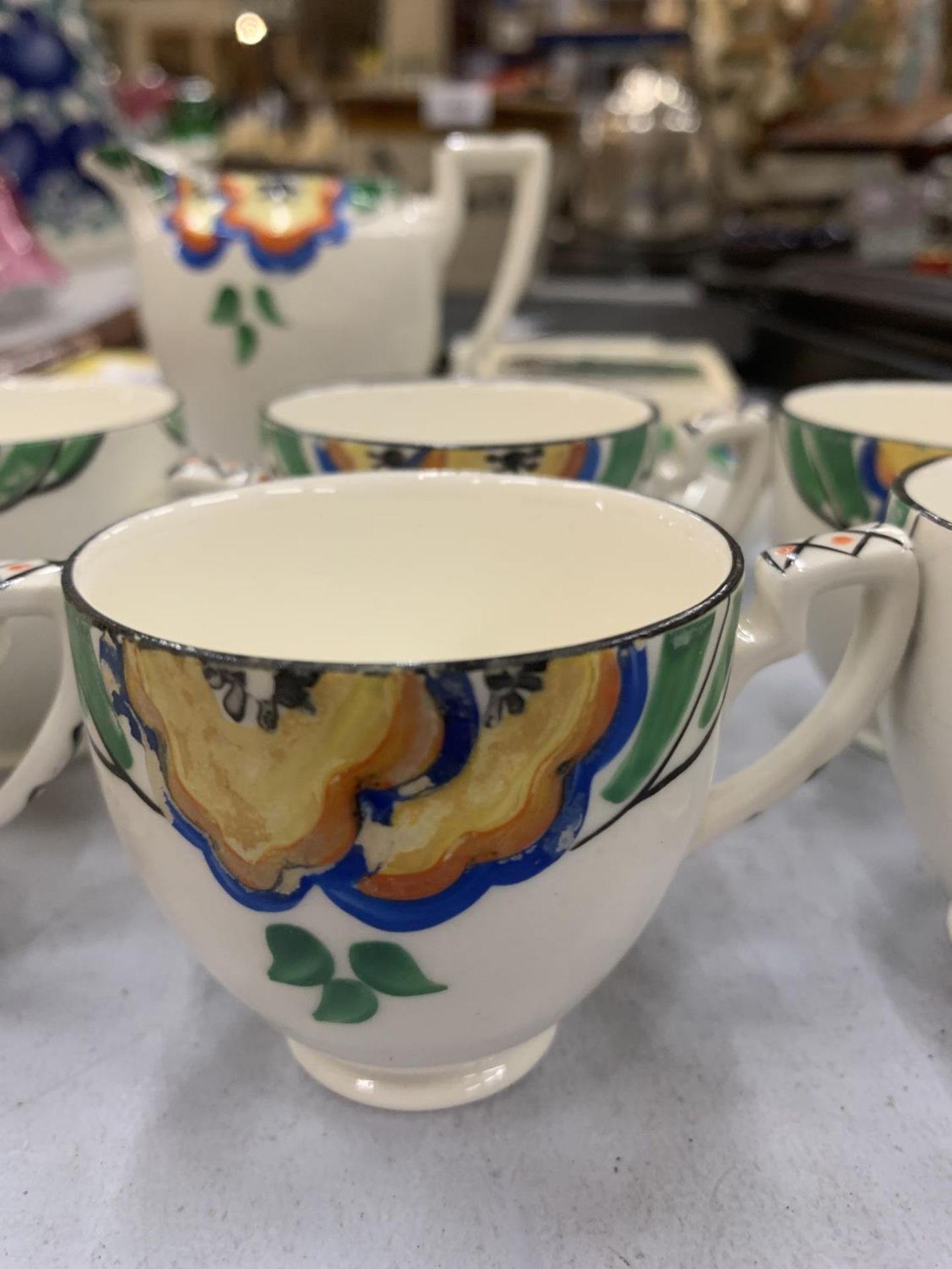 A QUANTITY OF VINTAGE CROWN DUCAL WARE TEAWARE TO INCLUDE 6 CUPS - 1 A/F, A CREAM JUG AND SUGAR - Image 2 of 4