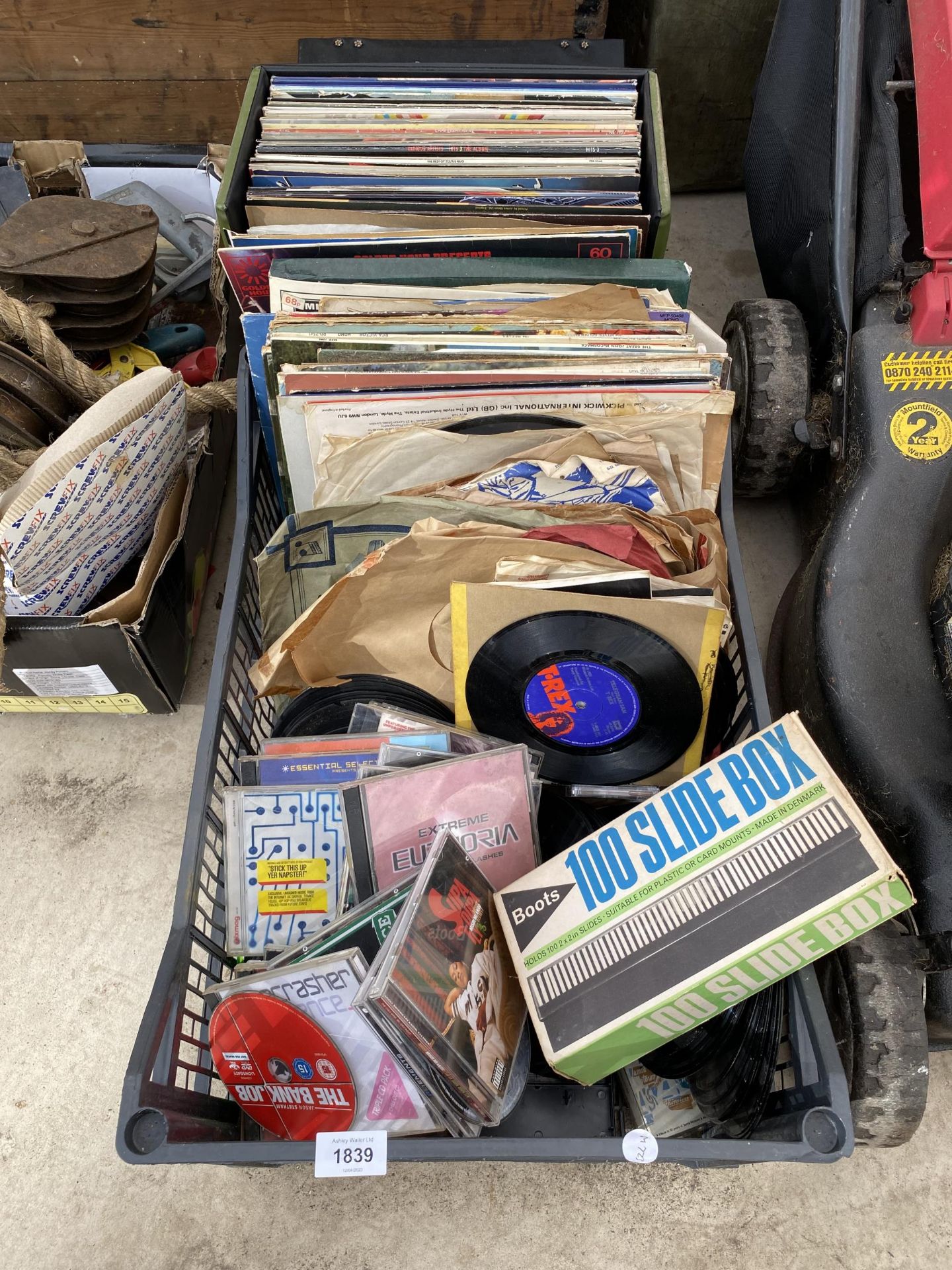 AN ASSORTMENT OF CDS AND LP RECORDS