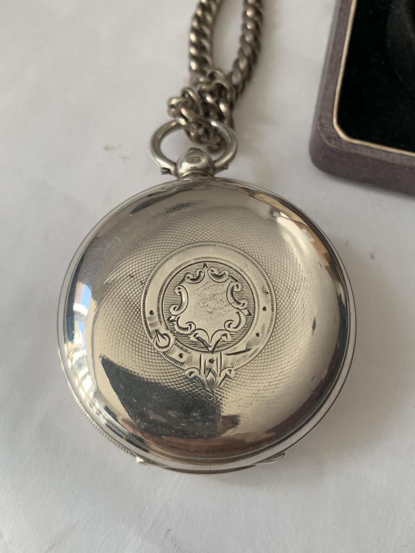 A HALLMARKED LONDON SILVER BARNET AND SCOTT HULLPOCKET WATCH WITH A HEAVY MARKED SILVER CHAIN IN A - Image 3 of 4