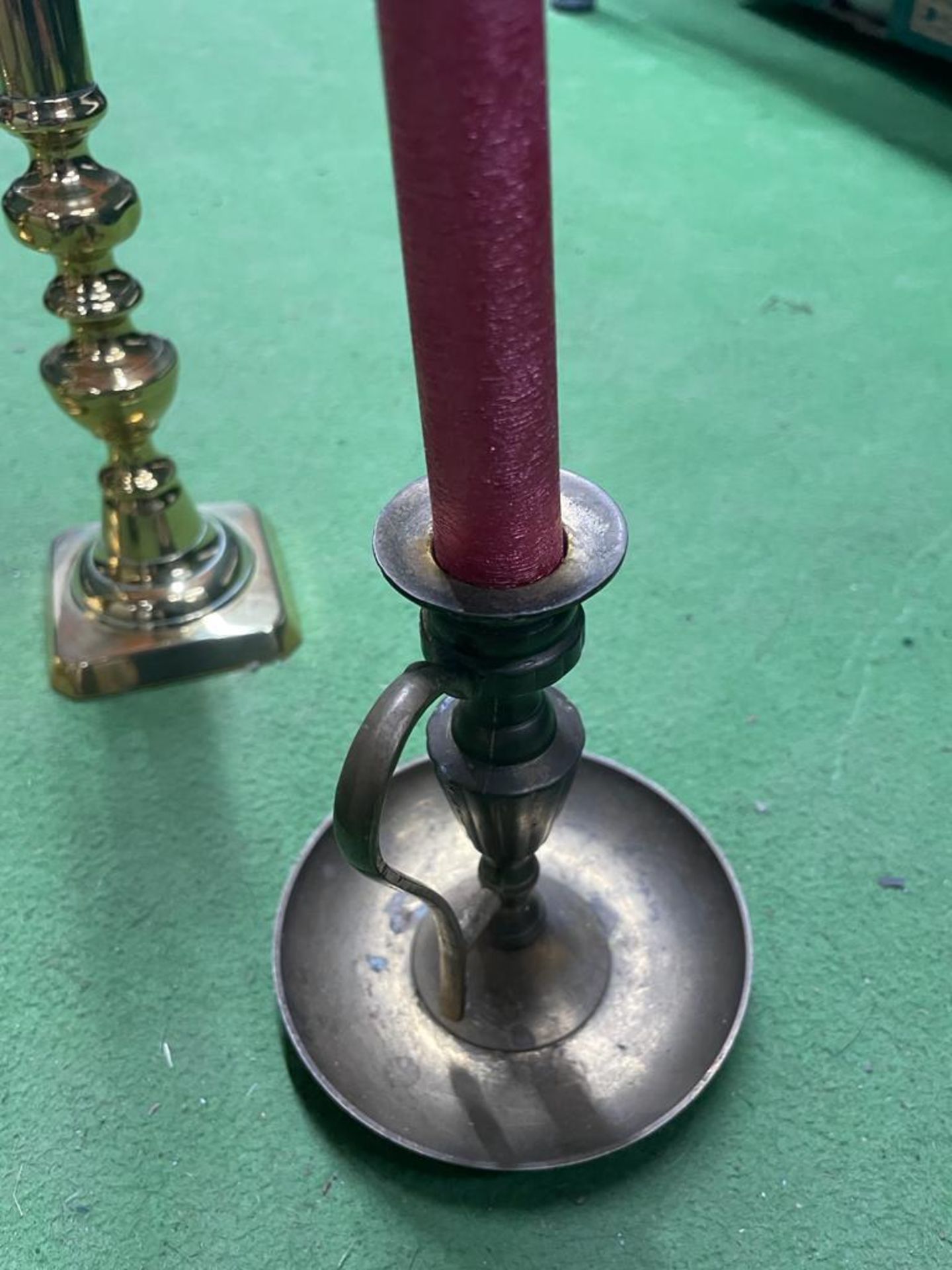 TWO PAIRS OF VINTAGE BRASS CANDLESTICKS WITH CANDLES - Image 5 of 5