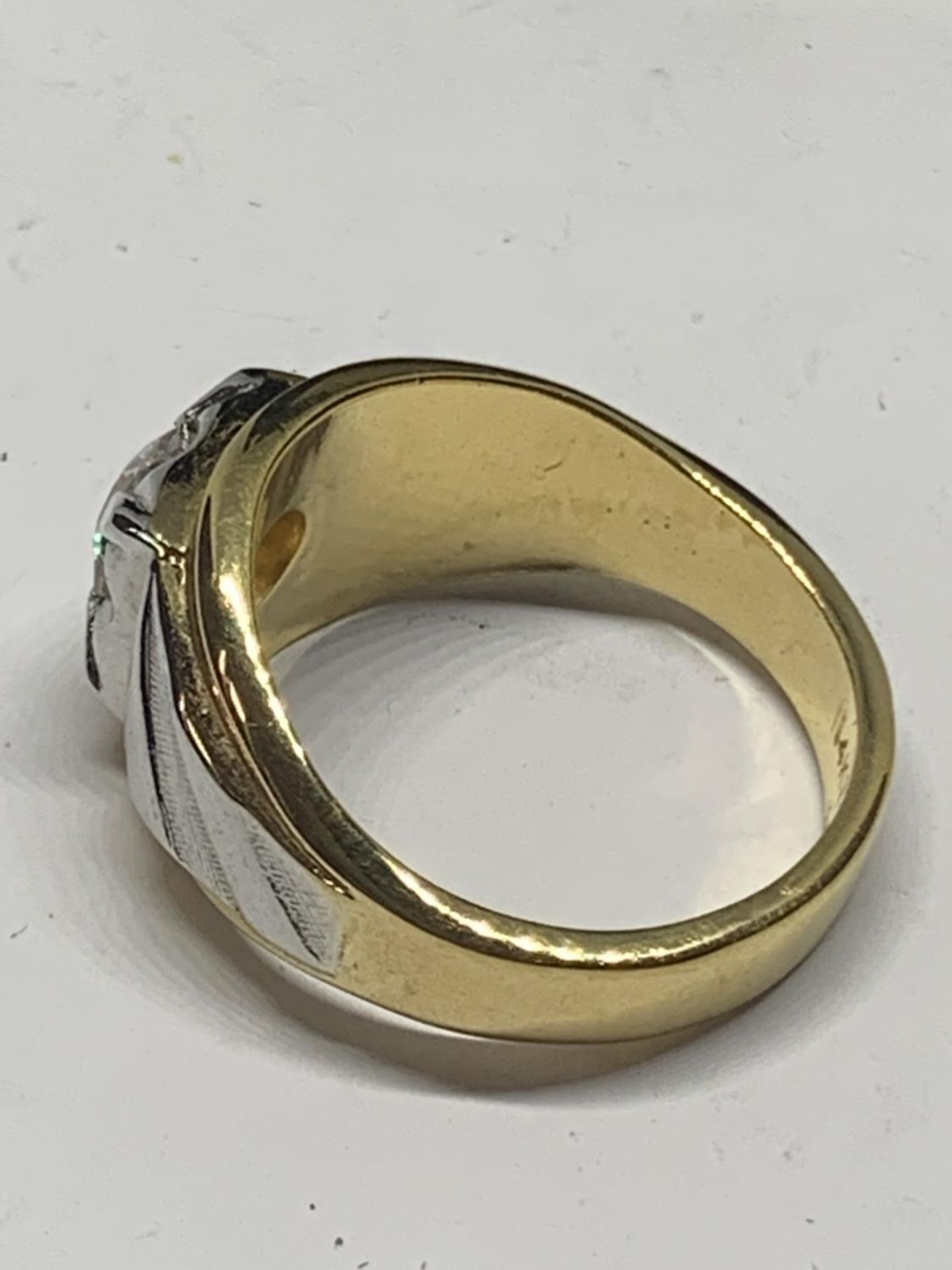 A GENTS RING WITH A CLEAR STONE IN A PRESENTATION BOX - Image 2 of 3