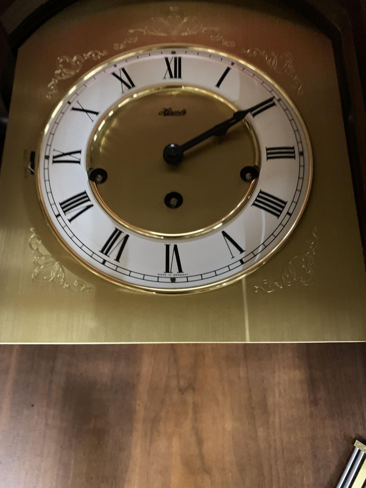 A HERMLE PENDULUM WALL CLOCK ENCASED IN MAHOGANY AND GLASS PANEL - Image 3 of 4