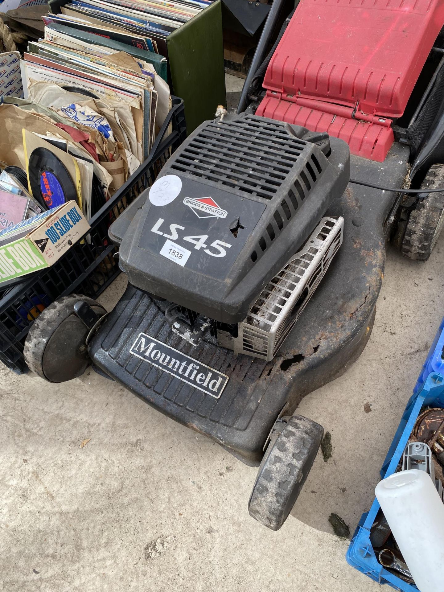 A MOUNTFIELD LAWN MOWER WITH BRIGGS AND STRATTON PETROL ENGINE - Image 2 of 3
