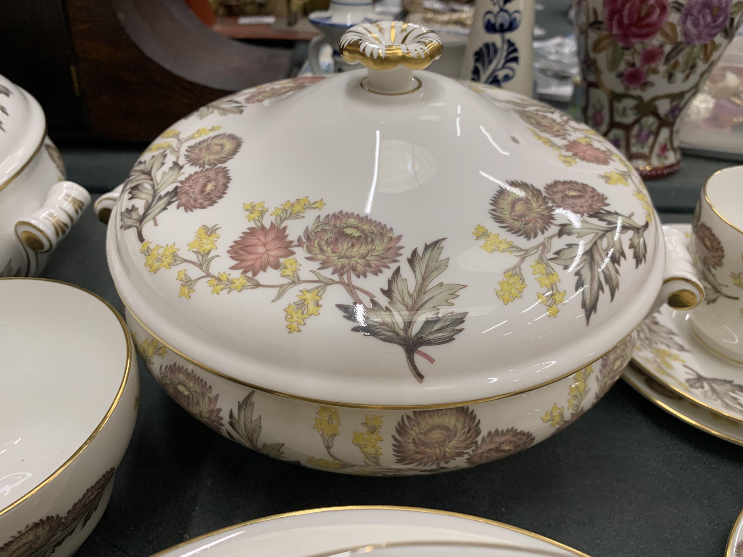 A LARGE QUANTITY WEDGWOOD 'DITCHFIELD' DINNER SERVICE TO INCLUDE SERVING TUREENS, VARIOUS SIZES OF - Image 6 of 8