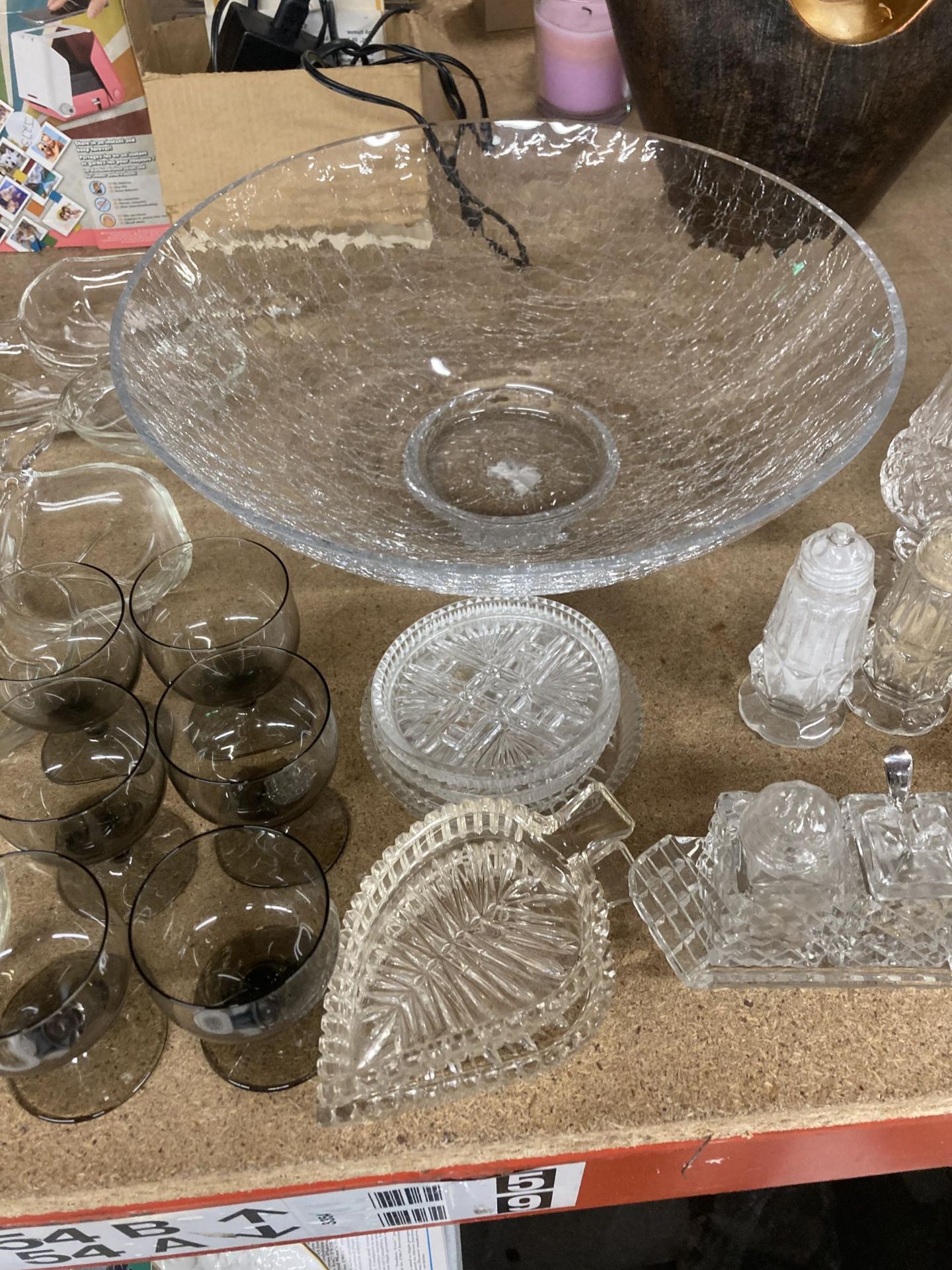 A QUANTITY OF GLASSWARE TO INCLUDE CRUET SET, GLASSES, LARGE BOWL, NIBBLE DISHES, ETC., - Bild 4 aus 4