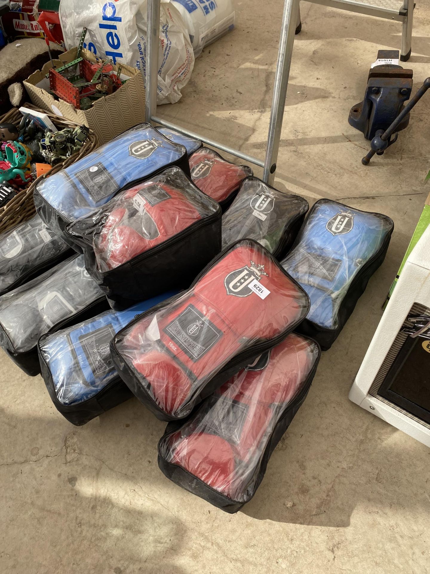 AN ASSORTMENT OF BOXING EQUIPMENT TO INCLUDE GLOVES AND HEAD GUARDS - Image 2 of 3