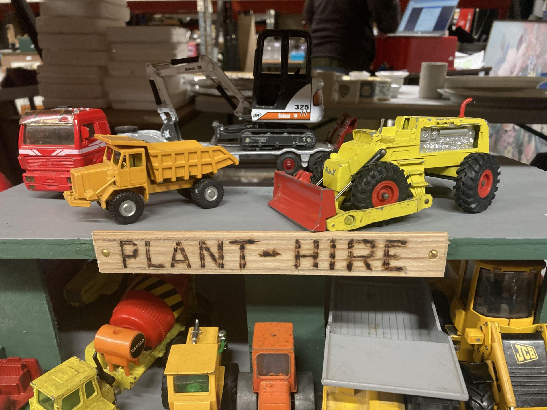 A PLANT HIRE GARAGE WITH TWELVE VARIOUS VEHICLES AND MACHINES - Image 4 of 5