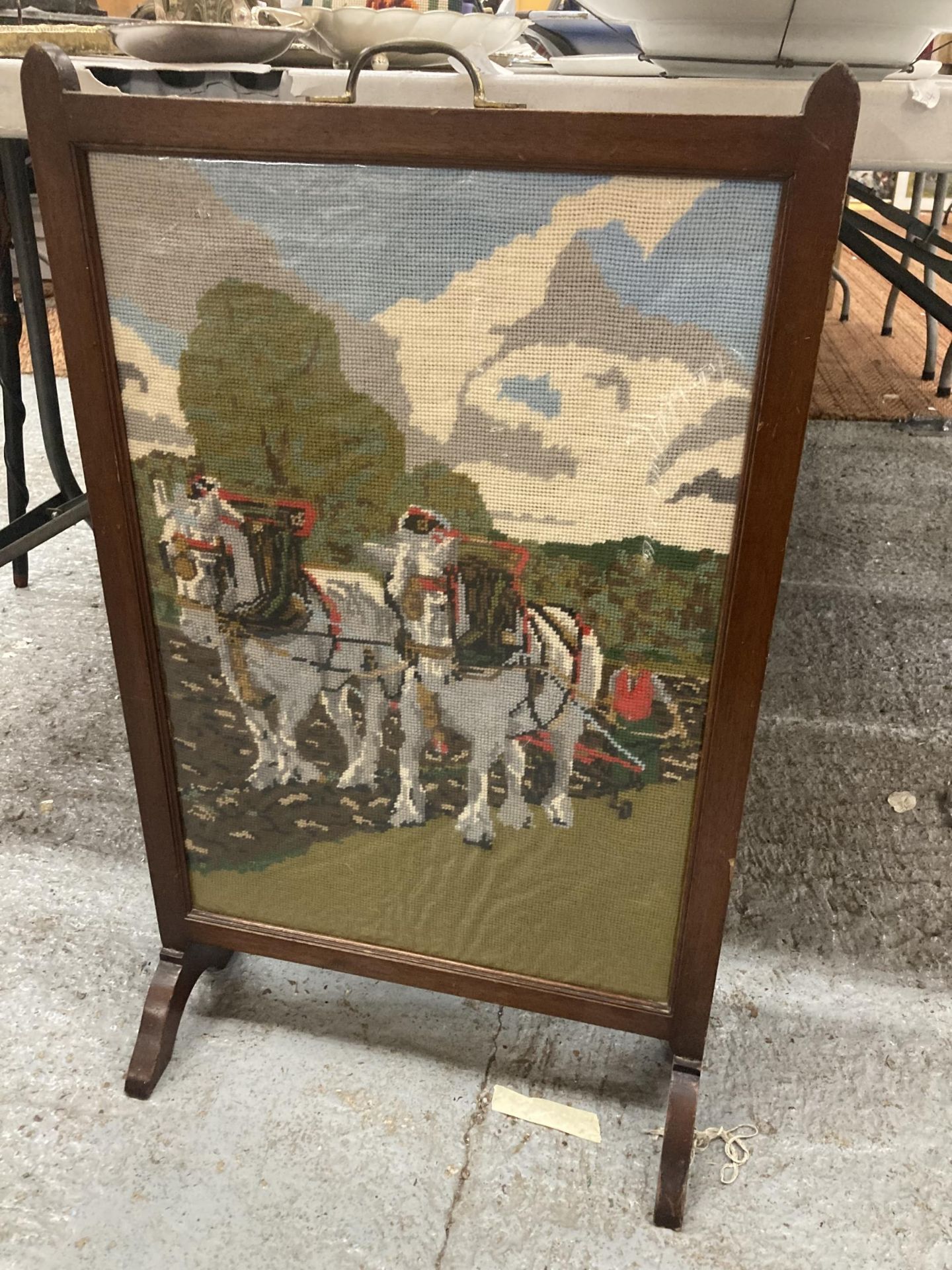 A VINTAGE WOOLWORK TAPESTRY FIRE SCREEN IN A MAHOGANY FRAME HEIGHT 71CM
