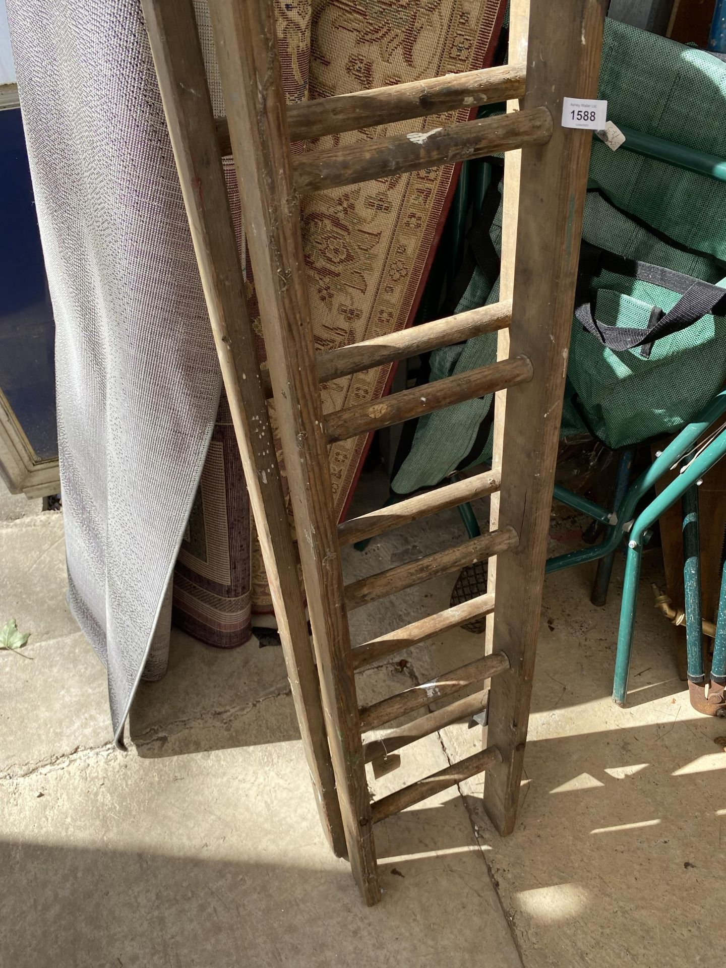 A TWO SECTION VINTAGE WOODEN EXTENDABLE 30 RUNG LADDER - Image 3 of 3