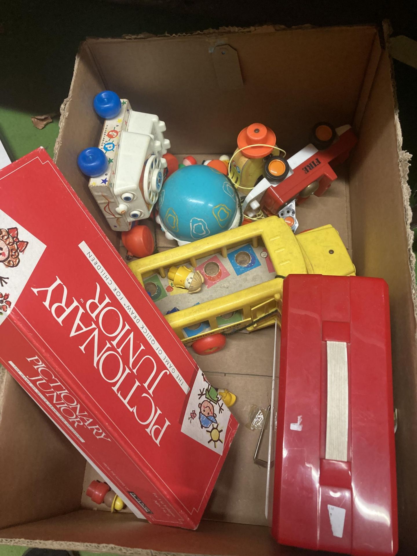 A QUANTITY OF CHILDREN'S TOYS TO INCLUDE FISHER PRICE, ETC