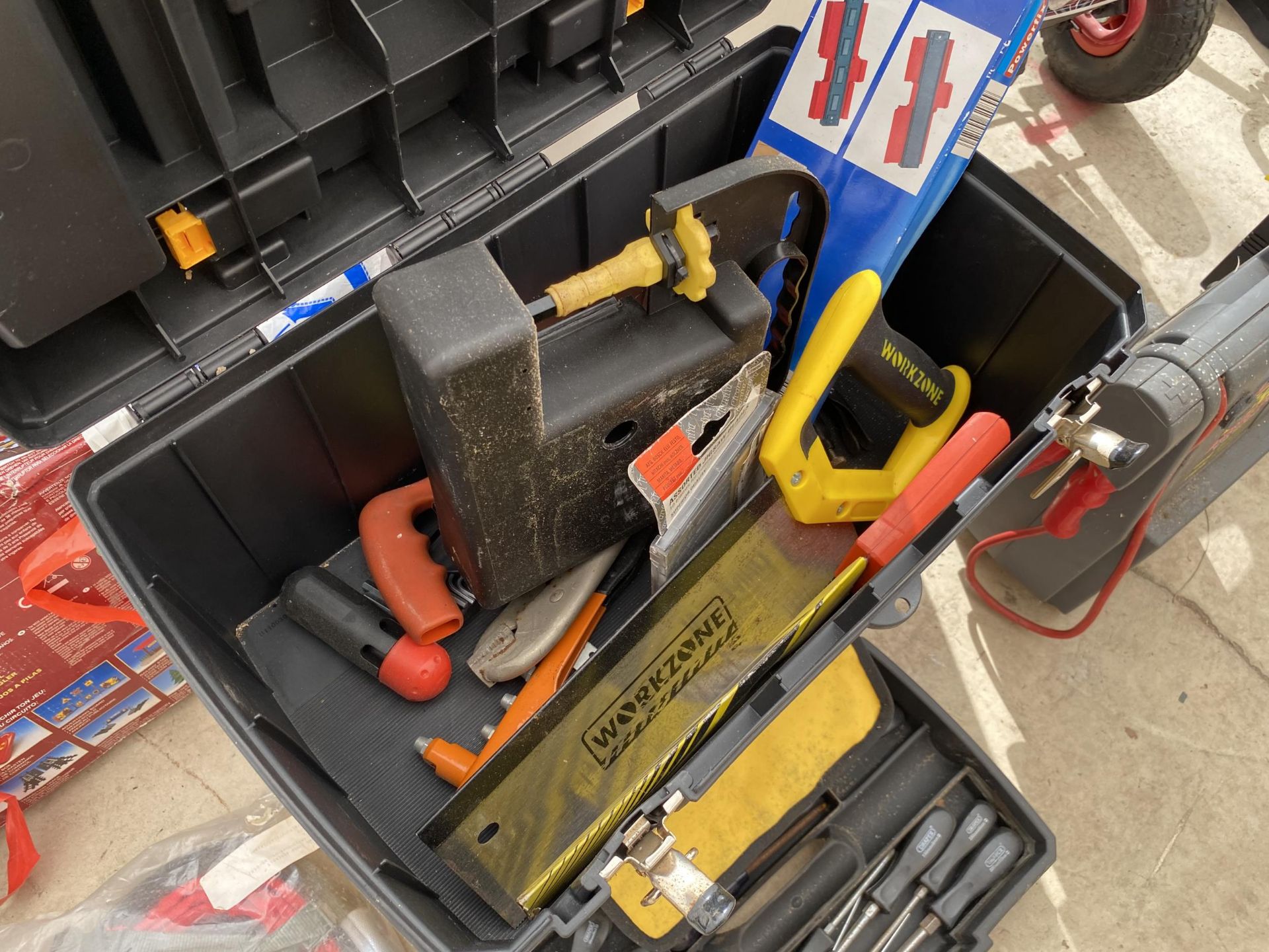 A TWO TIER MOBILE WORK CENTER WITH AN ASSORTMENT OF TOOLS TO INCLUDE SCREW DRIVERS AND SAWS - Image 2 of 3