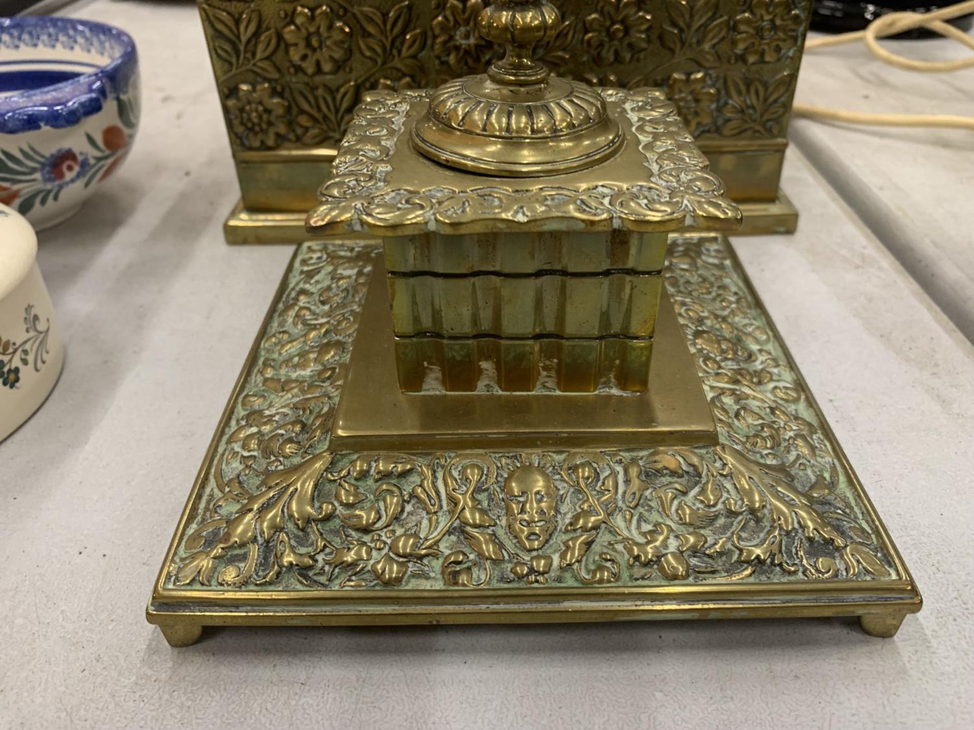 AN ASIAN STYLE BRASS STATIONERY BOX WITH COMPARTMENTS AND INKWELL WITH GLASS LINER, BOTH WITH FLORAL - Image 2 of 6
