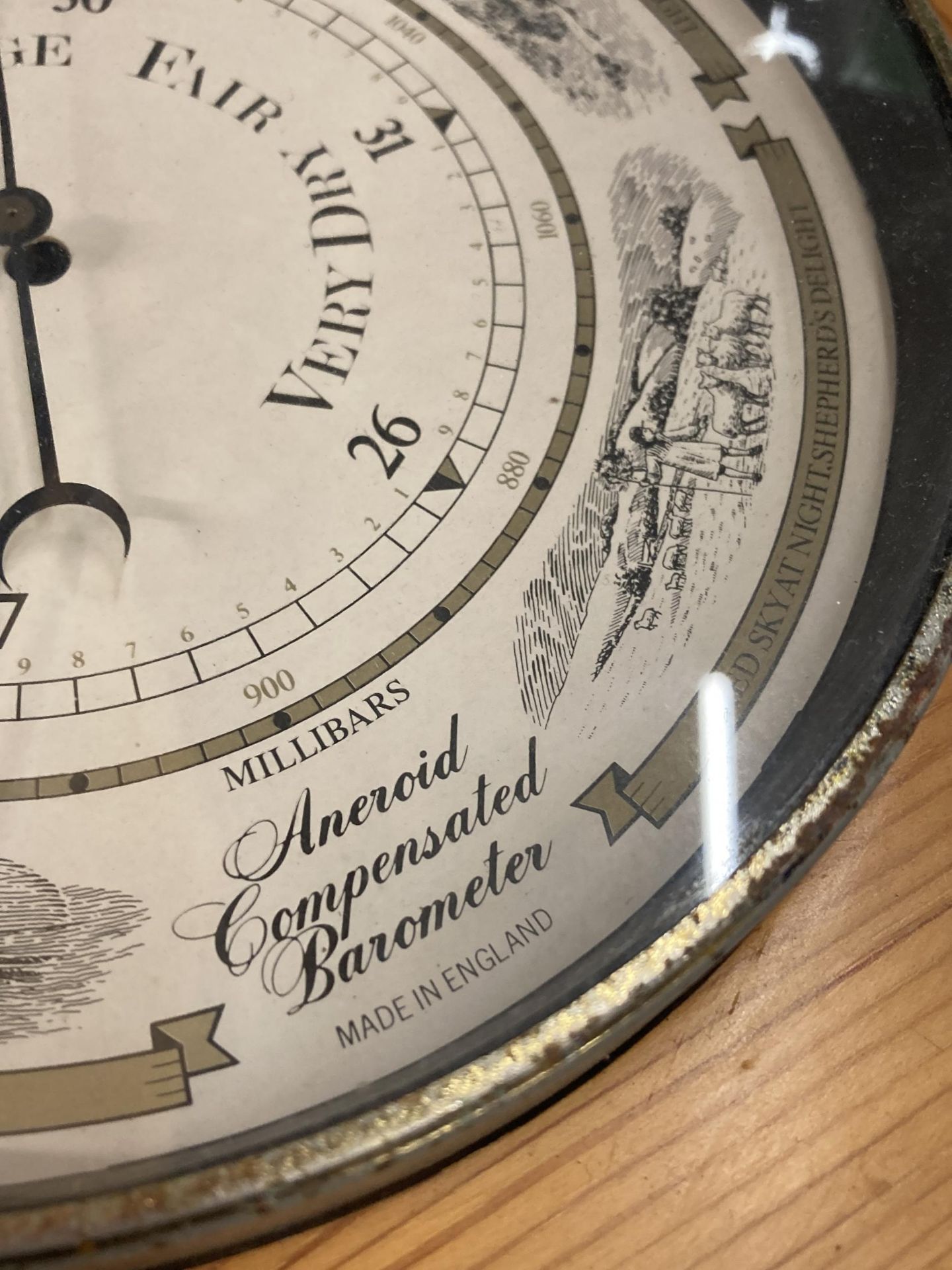 A VINTAGE PINE FRAMED ROUND ANEROID BAROMETER DIAMETER APPROX 30CM - Image 3 of 5