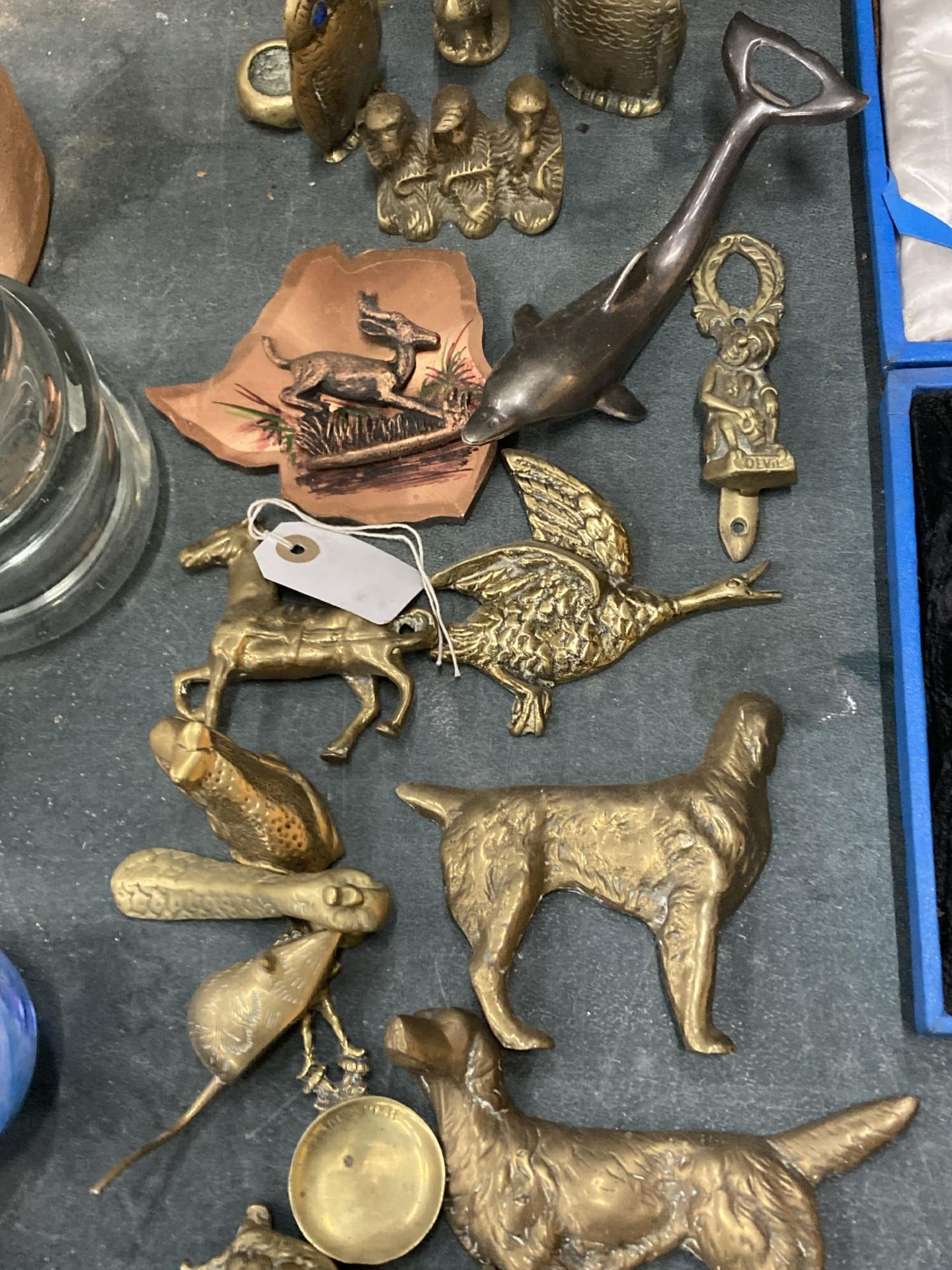 A QUANTITY OF BRASSWARE TO INCLUDE ANIMAL FIGURES, BOTTLE OPENERS - Image 4 of 5