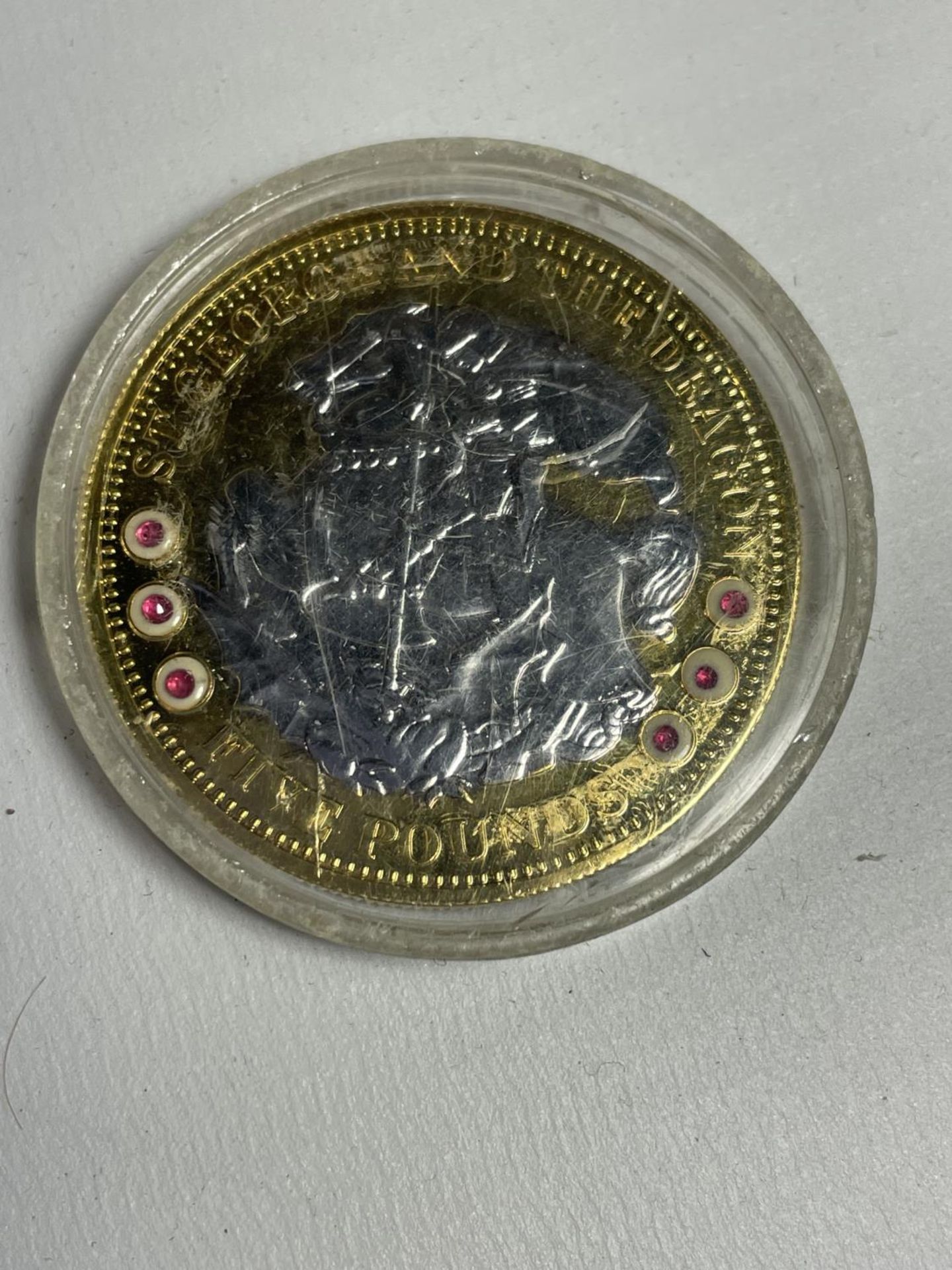 A SILVER GILT 2008 £5 COIN DEPICTING GEORGE AND THE DRAGON WITH RUBIES