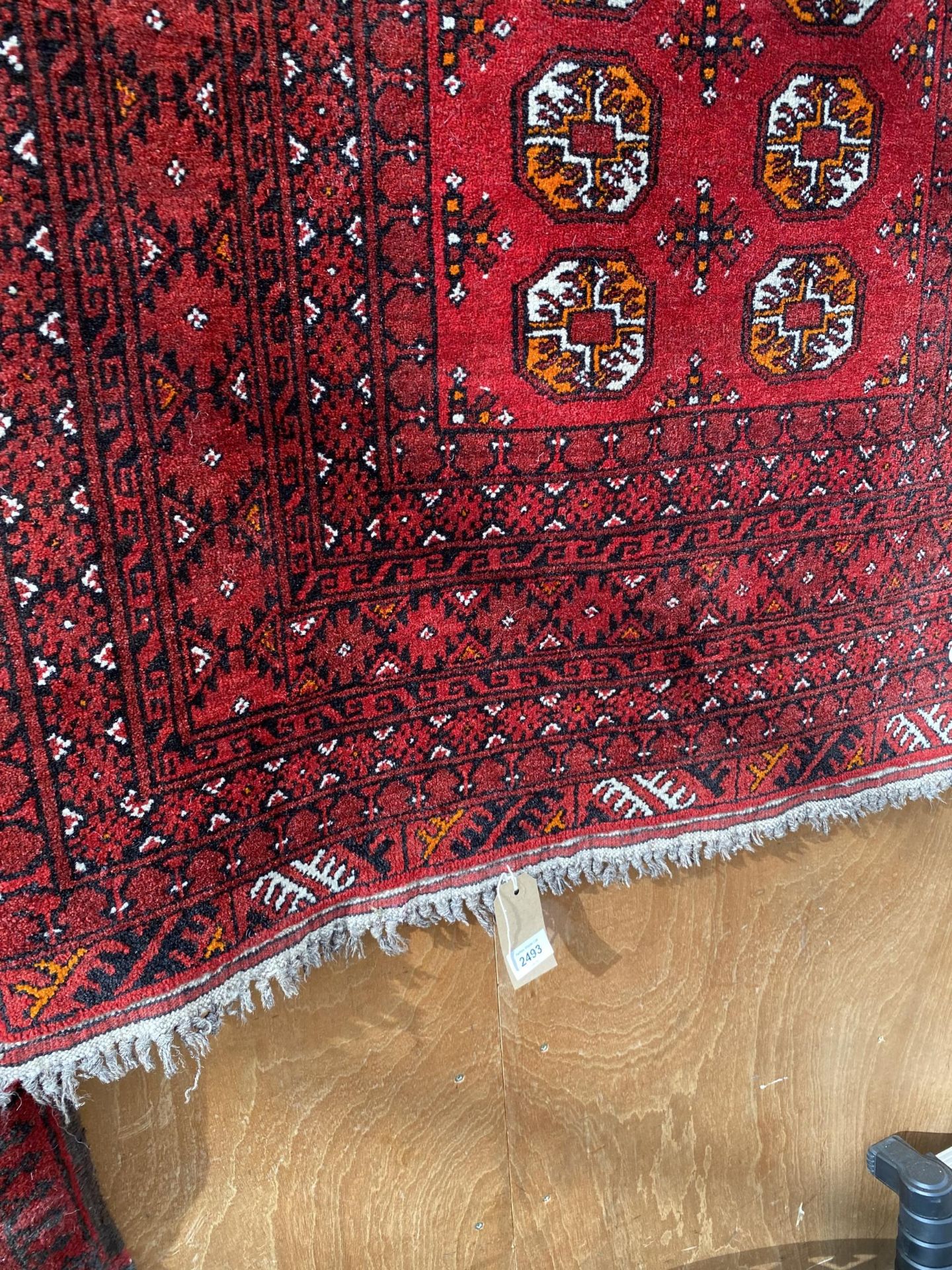 A RED PATTERNED FRINGED RUG (208CM x 102CM) - Image 3 of 3