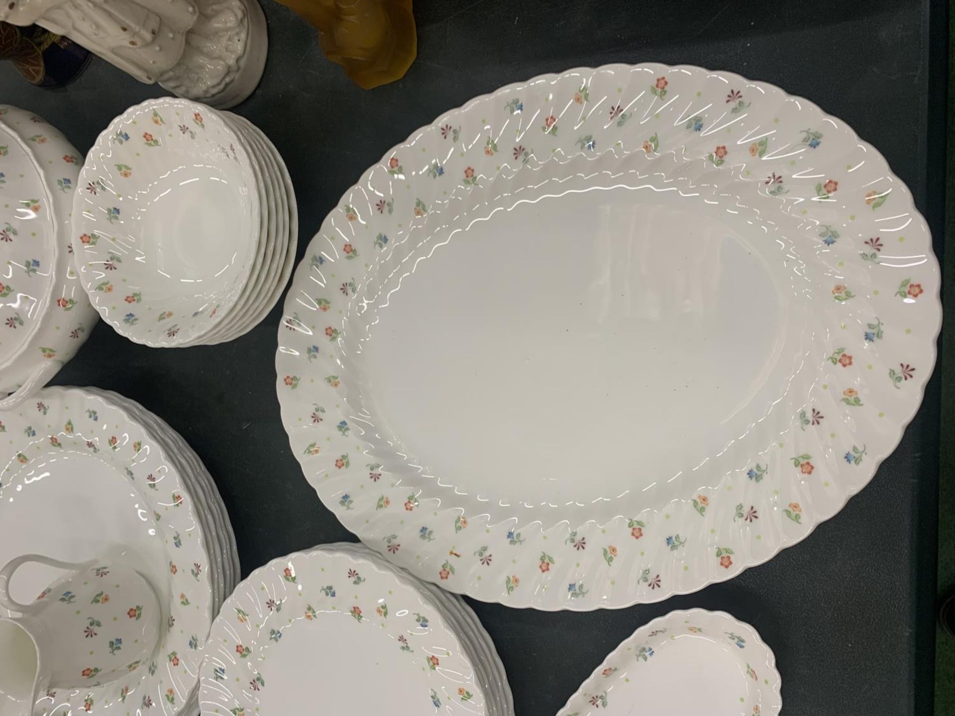 A LARGE QUANTITY OF WEDGWOOD 'CASCADE' DINNER WARE TO INCLUDE, 6 DINNER PLATES, 7 SALAD PLATES, 6 - Image 6 of 7