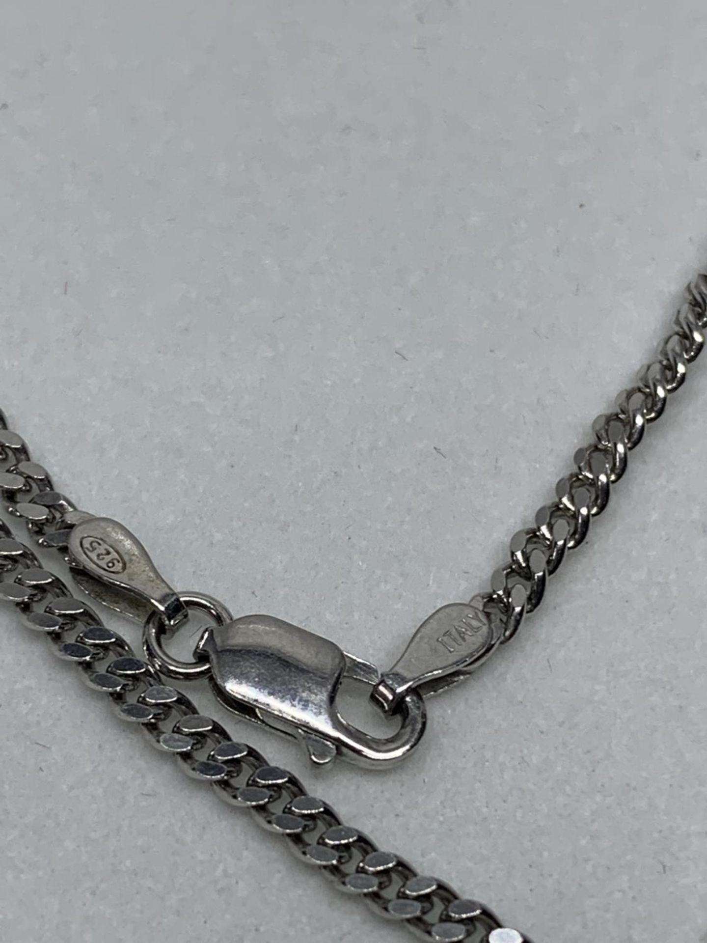 A SILVER NECKLACE WITH HALLMARKED BIRMINGHAM SILVER LOCKET IN A PRESENTATION BOX - Image 4 of 4