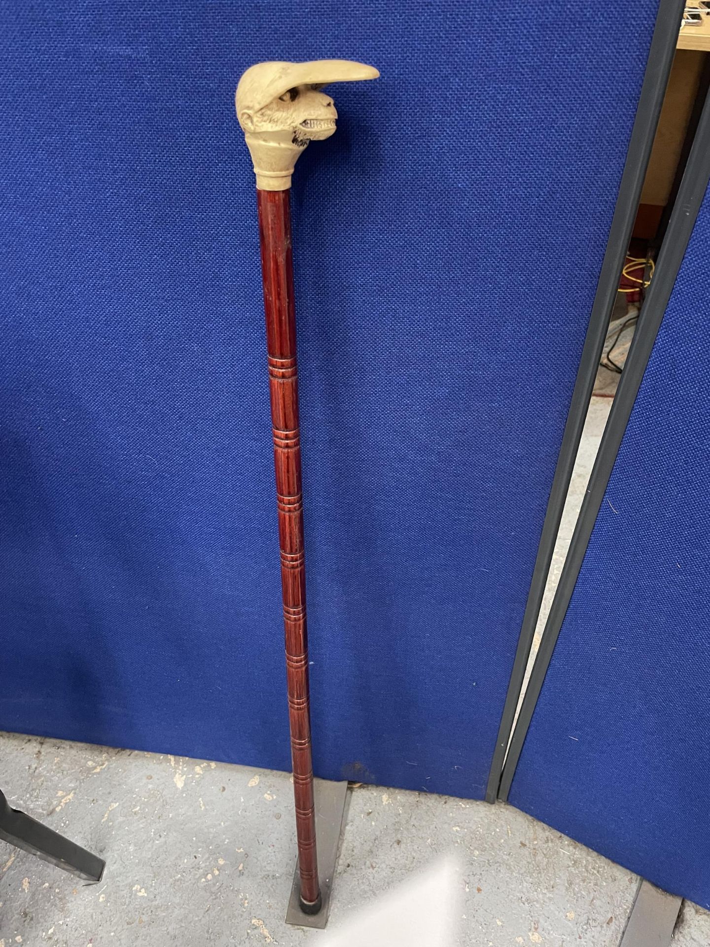 A VINTAGE WALKING STICK WITH MONKEY DESIGN HANDLE