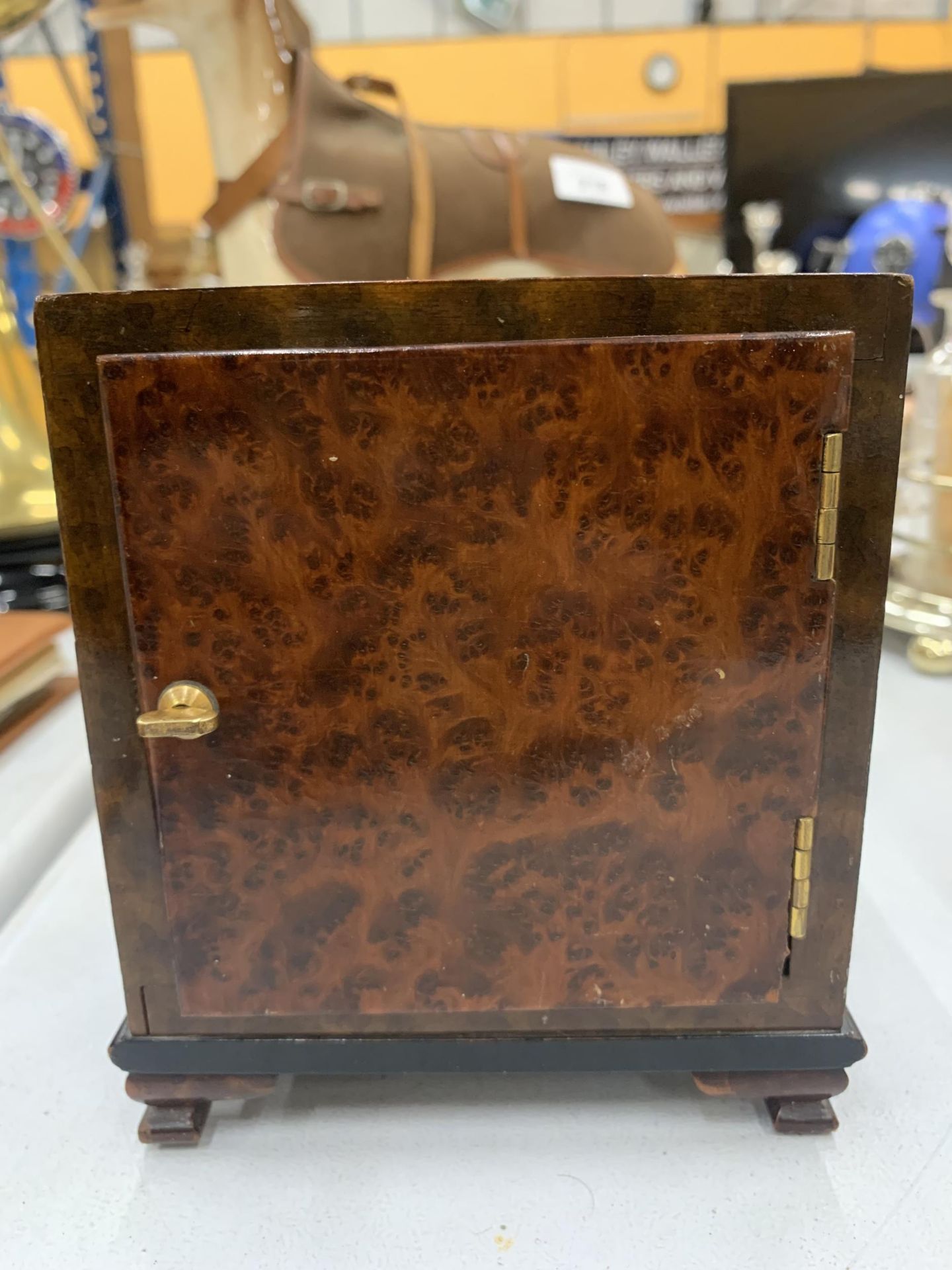 A PRE 1936 BURR WALNUT MANTLE CLOCK WITH KEY - MARKED SEARLE & CO, LOMBARD STREET, LONDON - Image 3 of 4