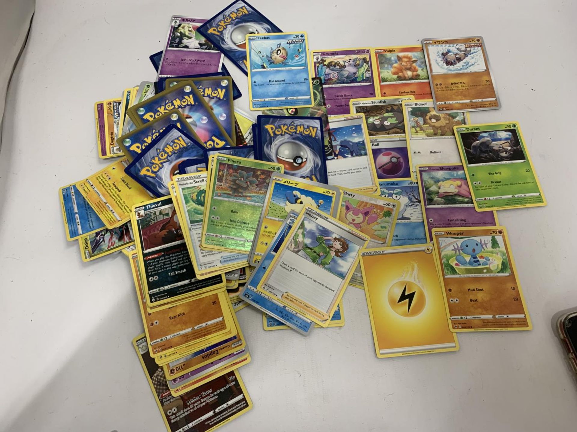 A LARGE QUANTITY OF POKEMON CARDS - APPROX 164