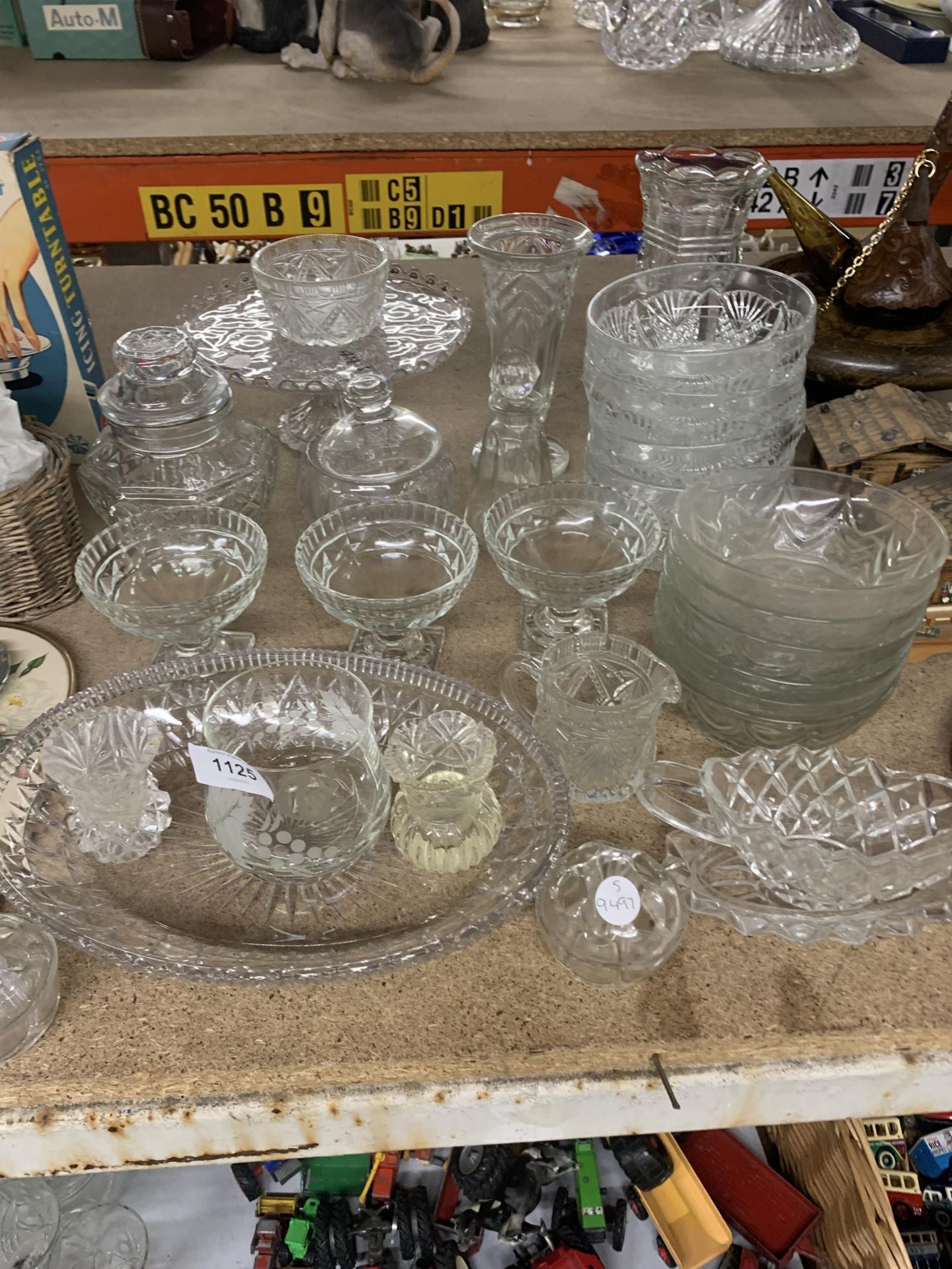 A LARGE QUANTITY OF GLASSWARE TO INCLUDE VASES, BOWLS, JUGS, ETC