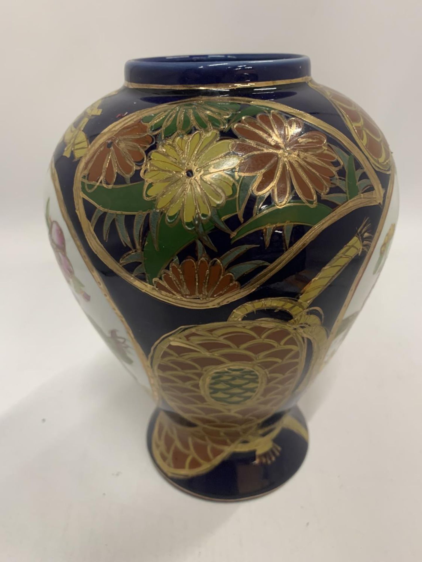 AN ORIENTAL STYLE VASE IN COBALT BLUE WITH FLORAL PATTERN HEIGHT 21CM - Image 3 of 4