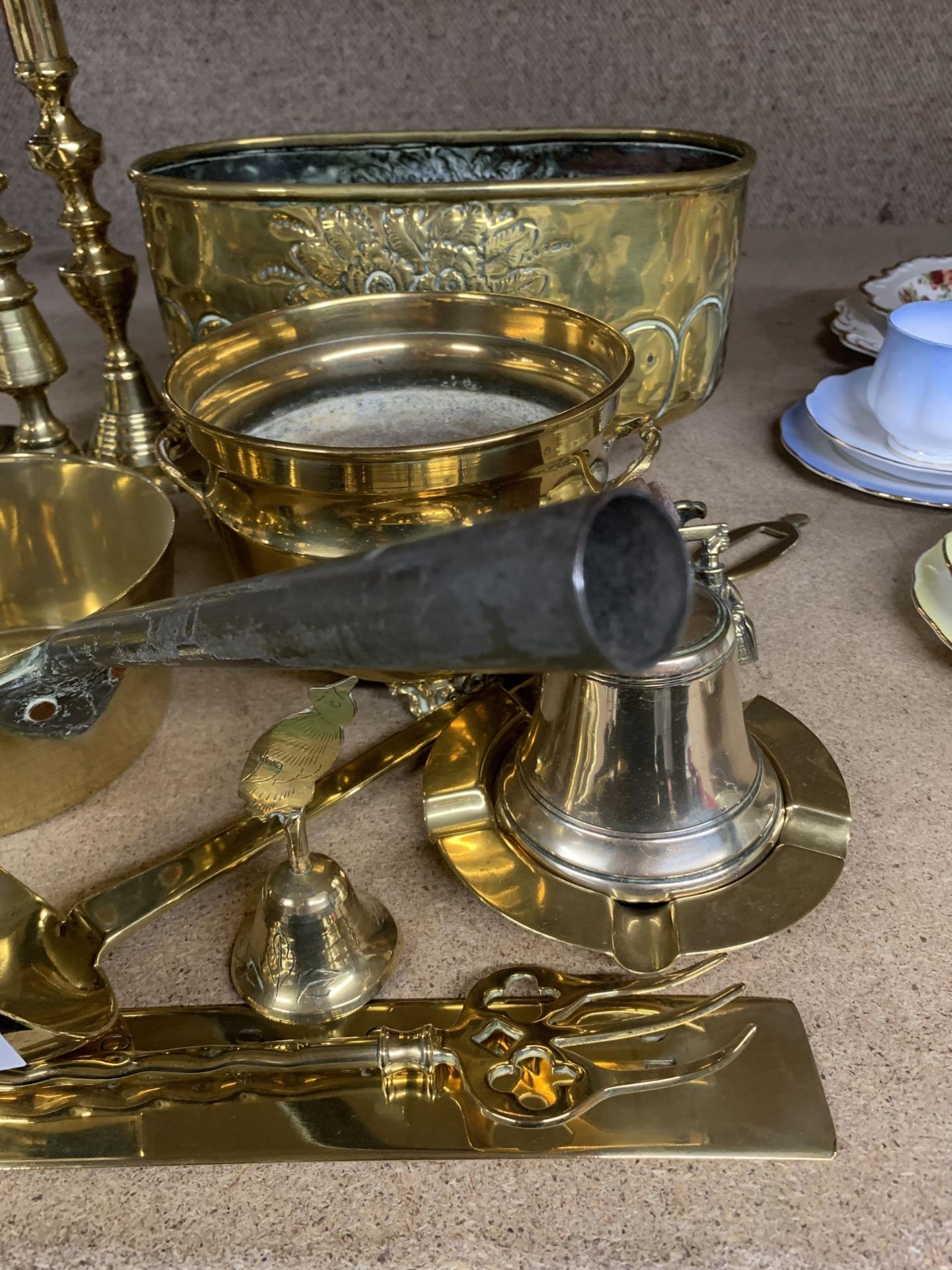 A LARGE QUANTITY OF BRASSWARE TO INCLUDE CANDLESTICKS, PLANTER, PANS, BELLS, ETC., - Image 3 of 5