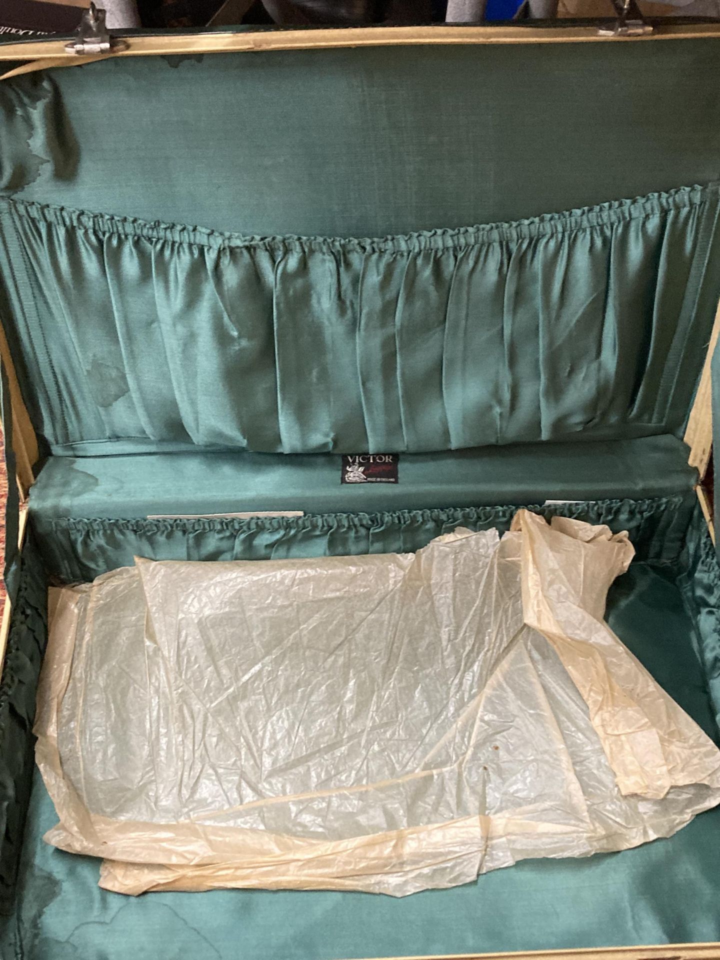 A VINTAGE GREEN LEATHER SUITCASE - Image 2 of 4