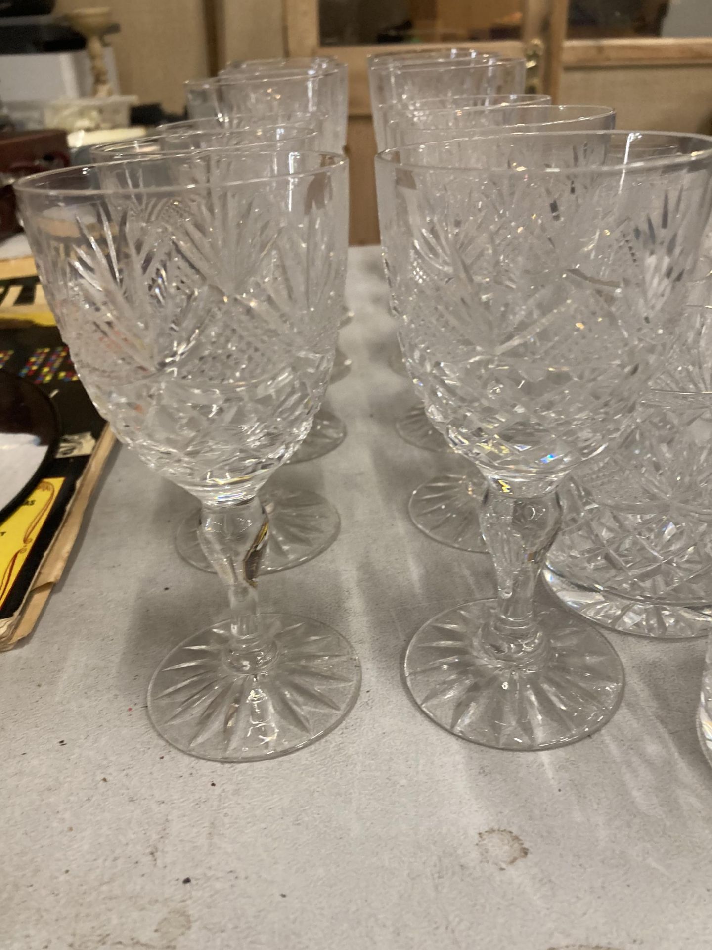 A QUANTITY OF CUT GLASSES TO INCLUDE WINE AND TUMBLERS - Image 3 of 4