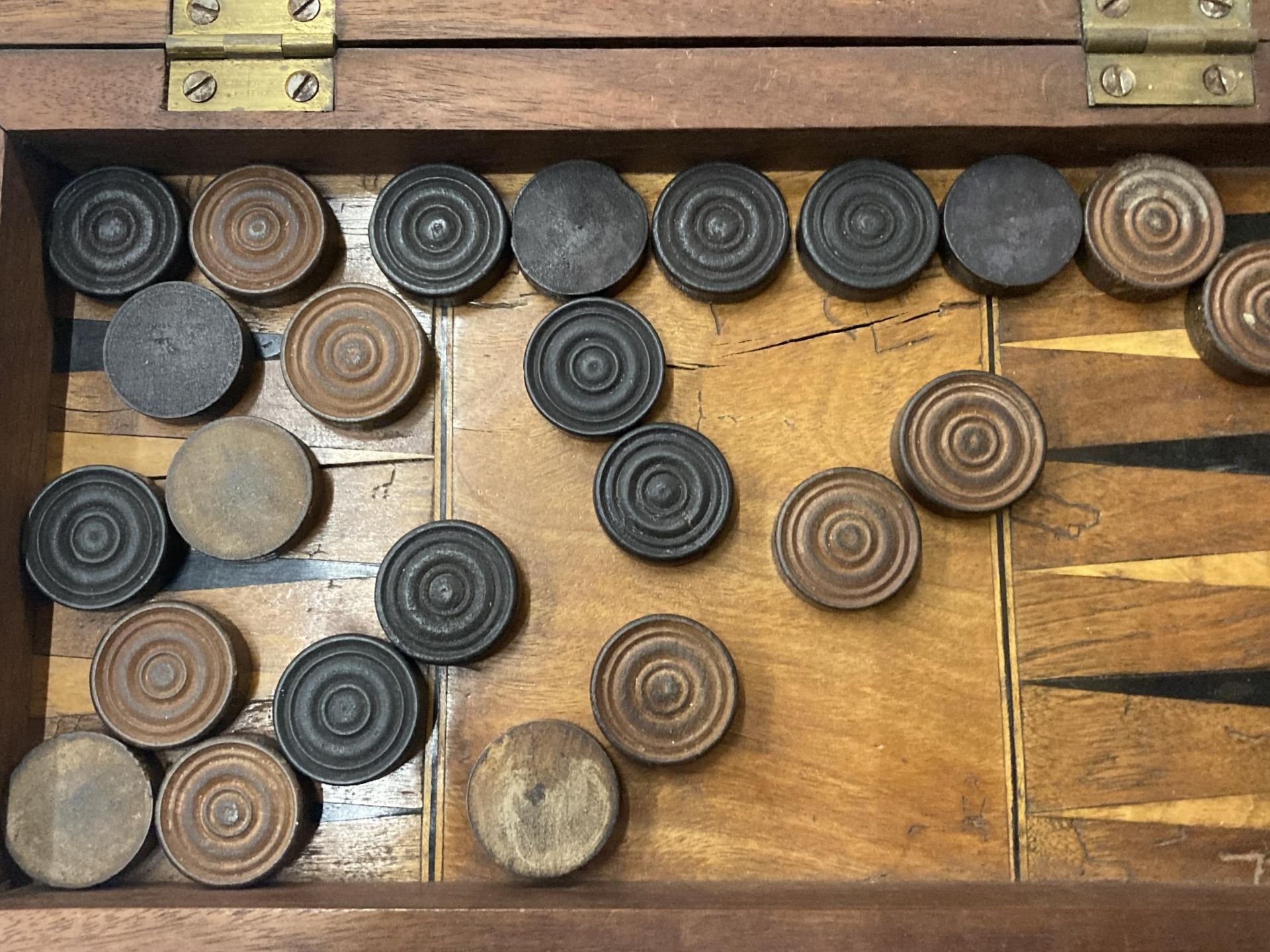 A FOLDING CHESS/BACKGAMMON BOX WITH COUNTERS, DICE AND SHAKER - Image 3 of 6