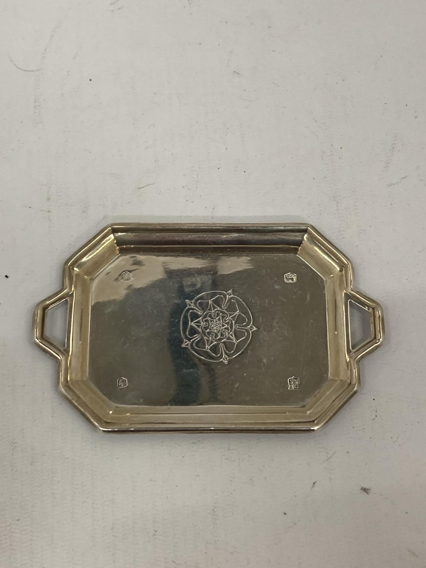 A SHEFFIELD HALLMARKED SILVER SMALL TRAY WITH ROSE DESIGN, LENGTH 12.5CM, WEIGHT 49G
