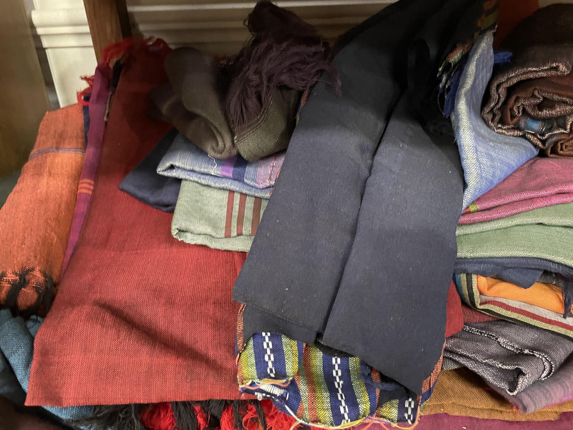 A LARGE COLLECTION OF ASSORTED SCARVES