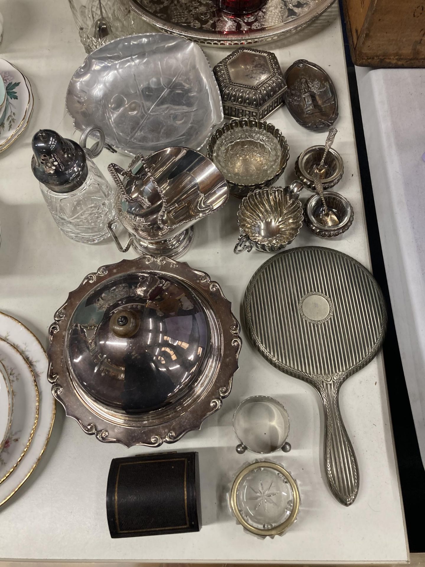 A LARGE QUANTITY OF SILVER PLATE TO INCLUDE A BUTTER DISH, MIRROR, FLOUR SHAKER, TRAY, NAPKINS, - Image 2 of 6