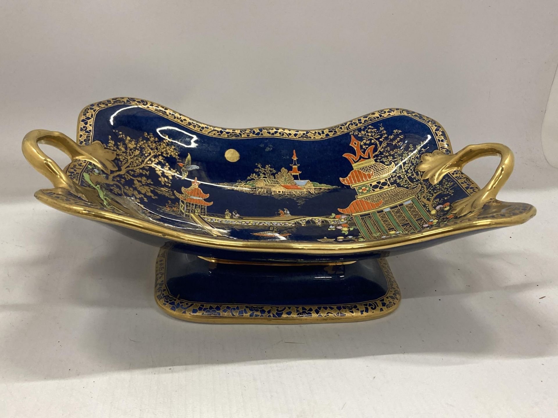 A CARLTON WARE TWIN HANDLED PEDESTAL BOWL DECORATED IN THE 'MIKADO' PATTERN WITH GILT DESIGN ON A - Image 2 of 4