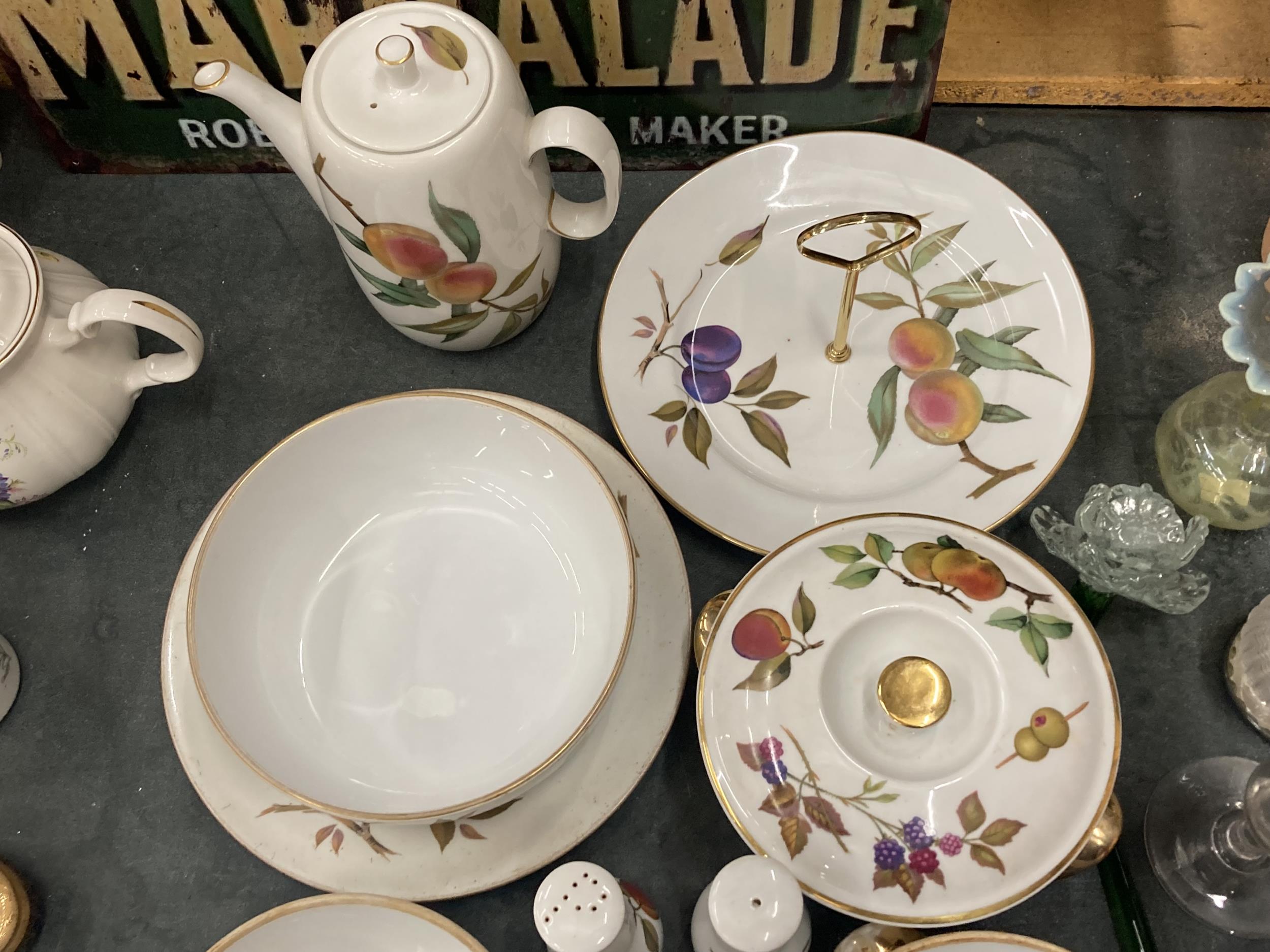 A QUANTITY OF ROYAL WORCESTER 'EVESHAM' DINNERWARE TO INCLUDE SERVING DISHES, A COFFEE POT, CRUET - Image 2 of 5