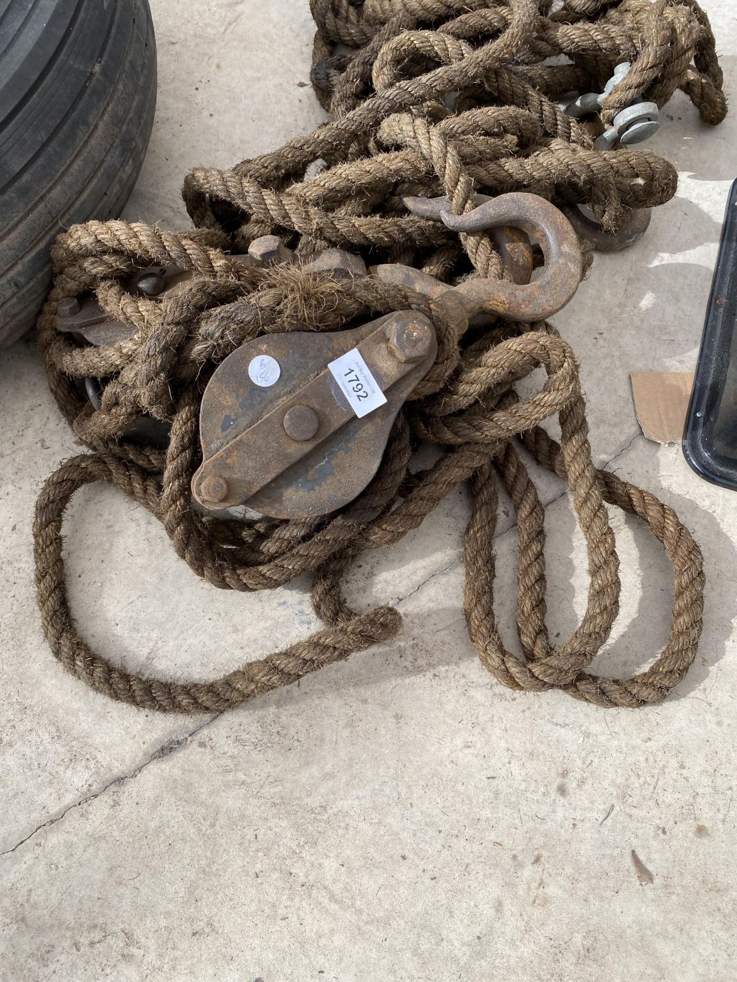 A LENGTH OF VINTAGE PULLEY/WINCH ROPE WITH HOOKS - Image 3 of 3